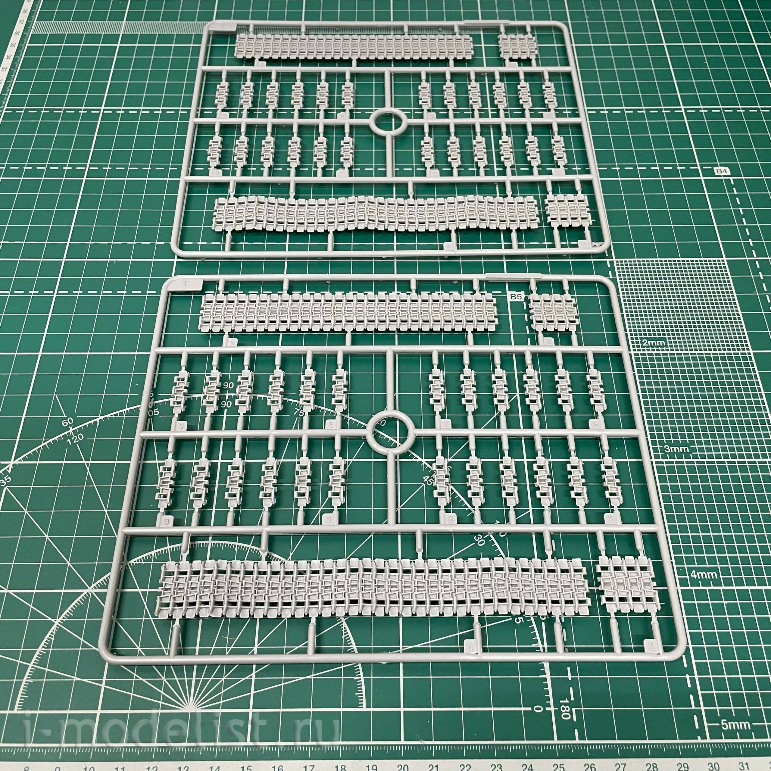 303528 Model 1/35 Heavy tank KV-2 with turret MT-1
