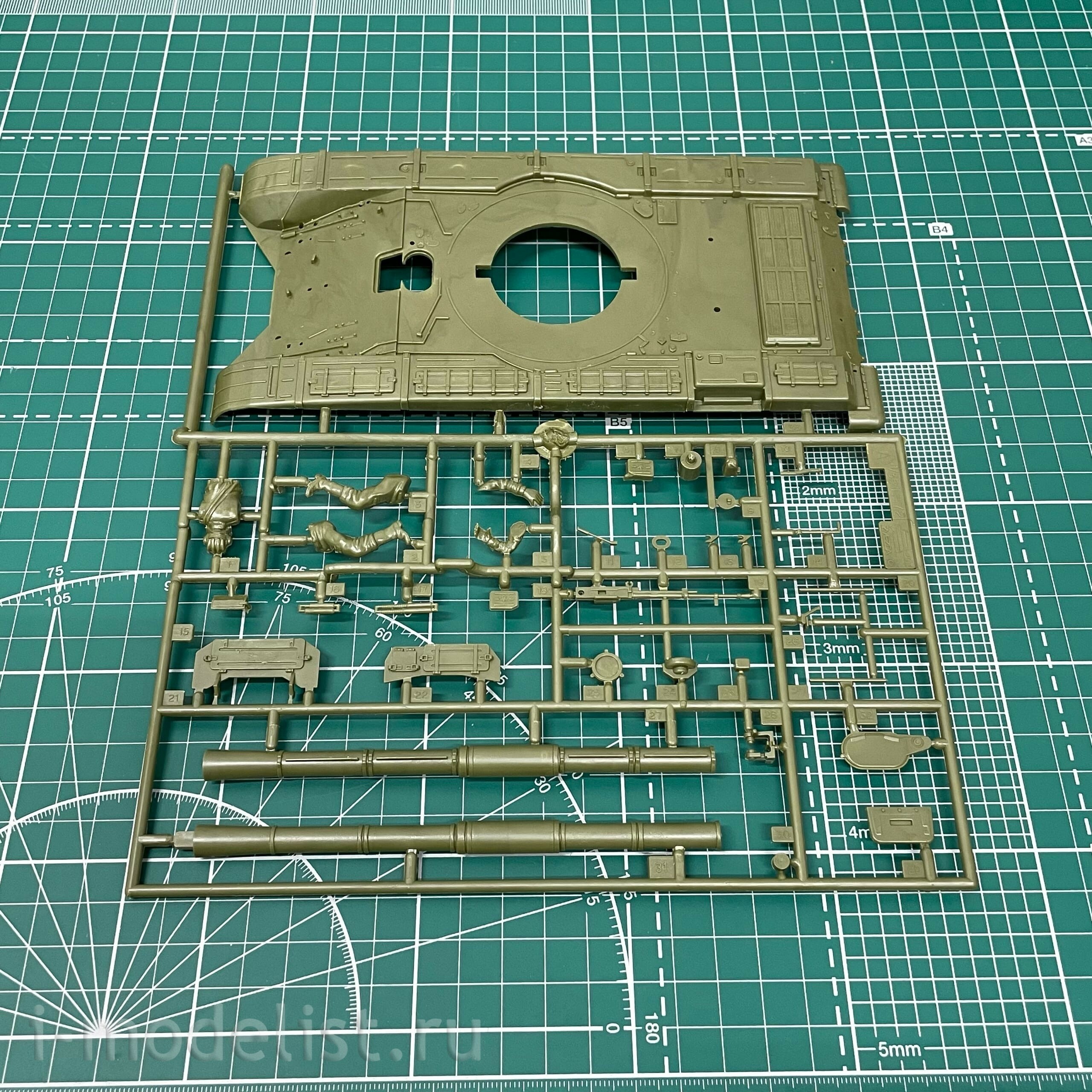 3551 Zvezda 1/35 T-72B tank with active armor
