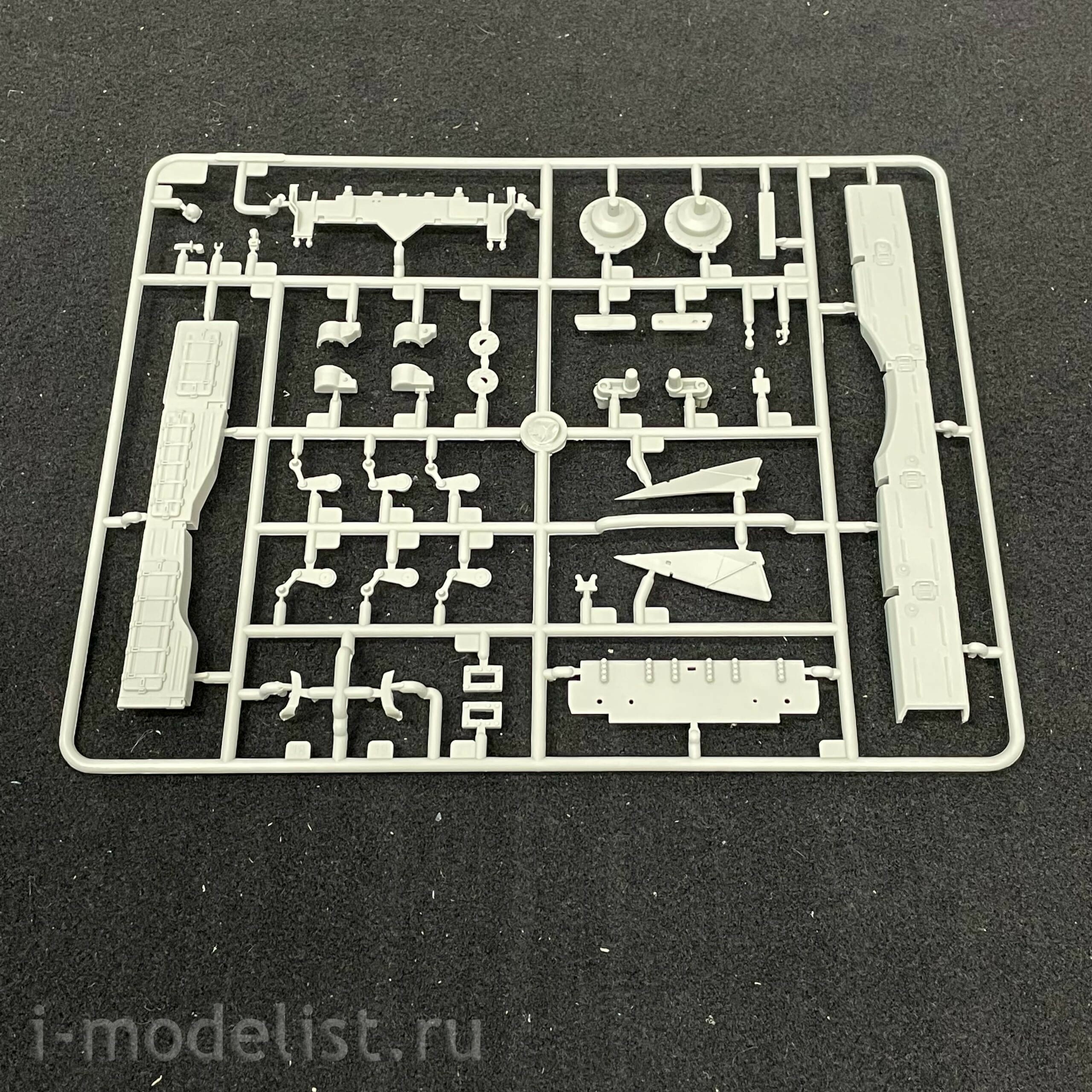 09610 Trubach 1/35 Russian T-72B3 tank with a 4S 24 ERA soft hull and lattice armor (under license from UVZ)