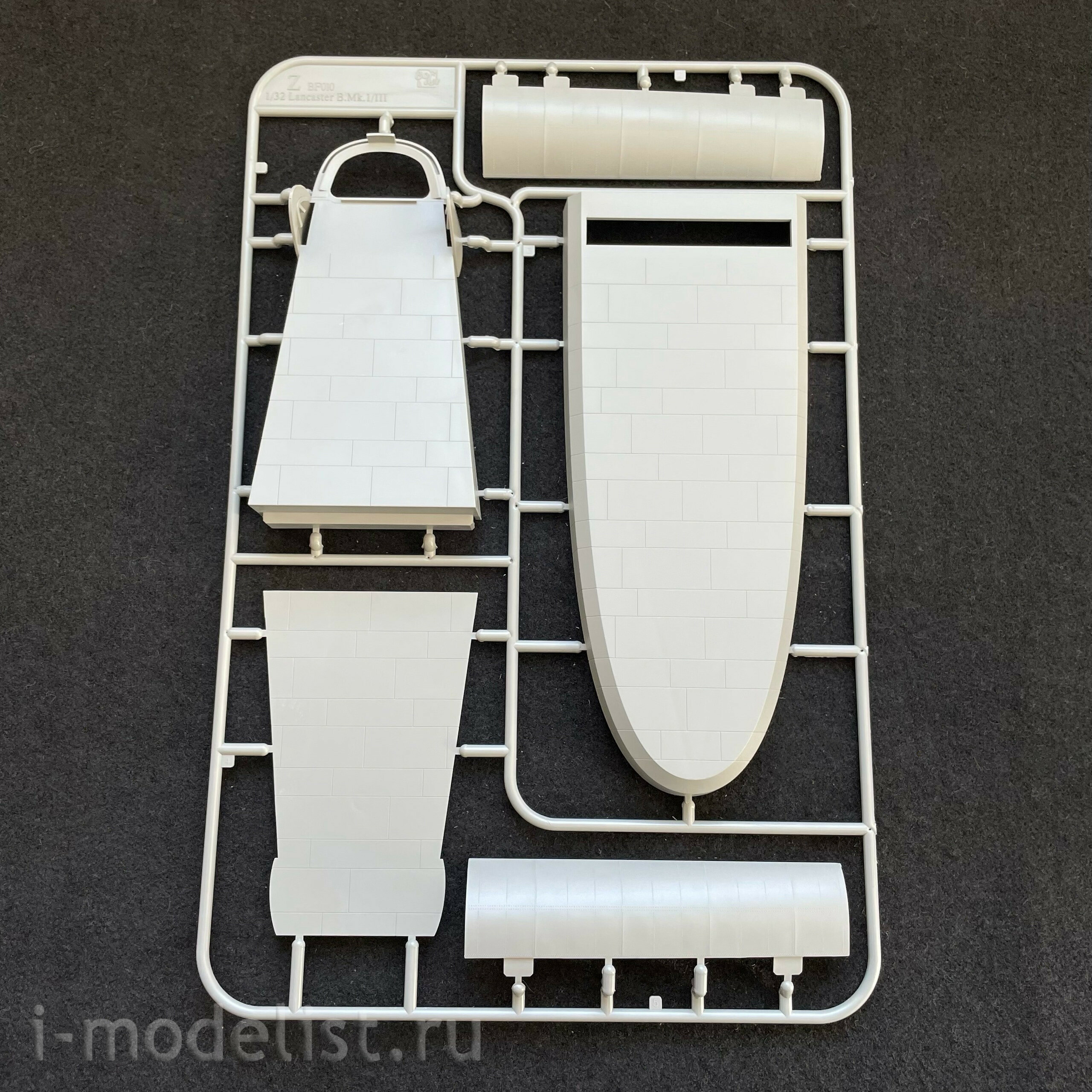 BF-008 Border Model 1/32 Nose of the Avro Lancaster B.MK1/III bomber (with full interior, stand included)
