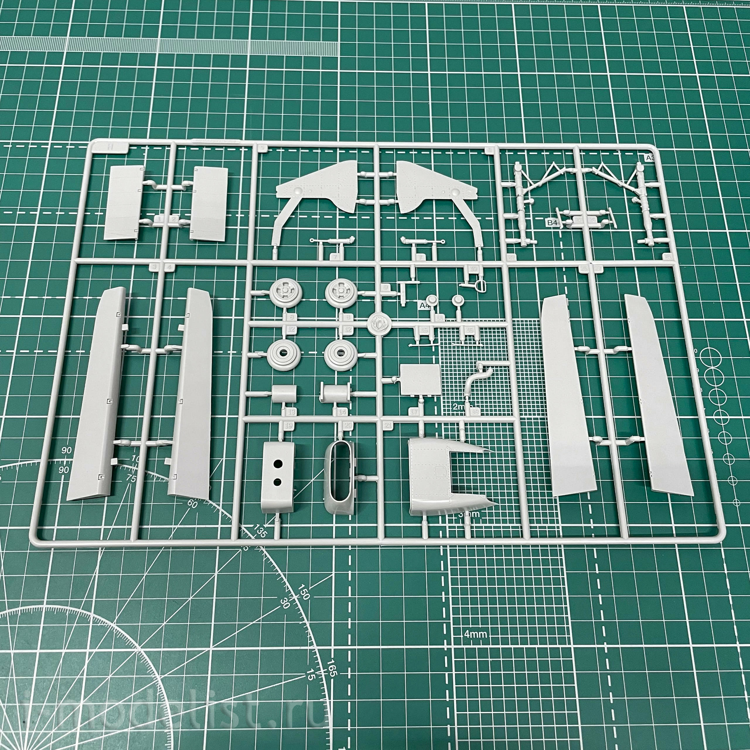 02417 Trumpeter 1/24 Hurricane Mk.II D/Trop Fighter