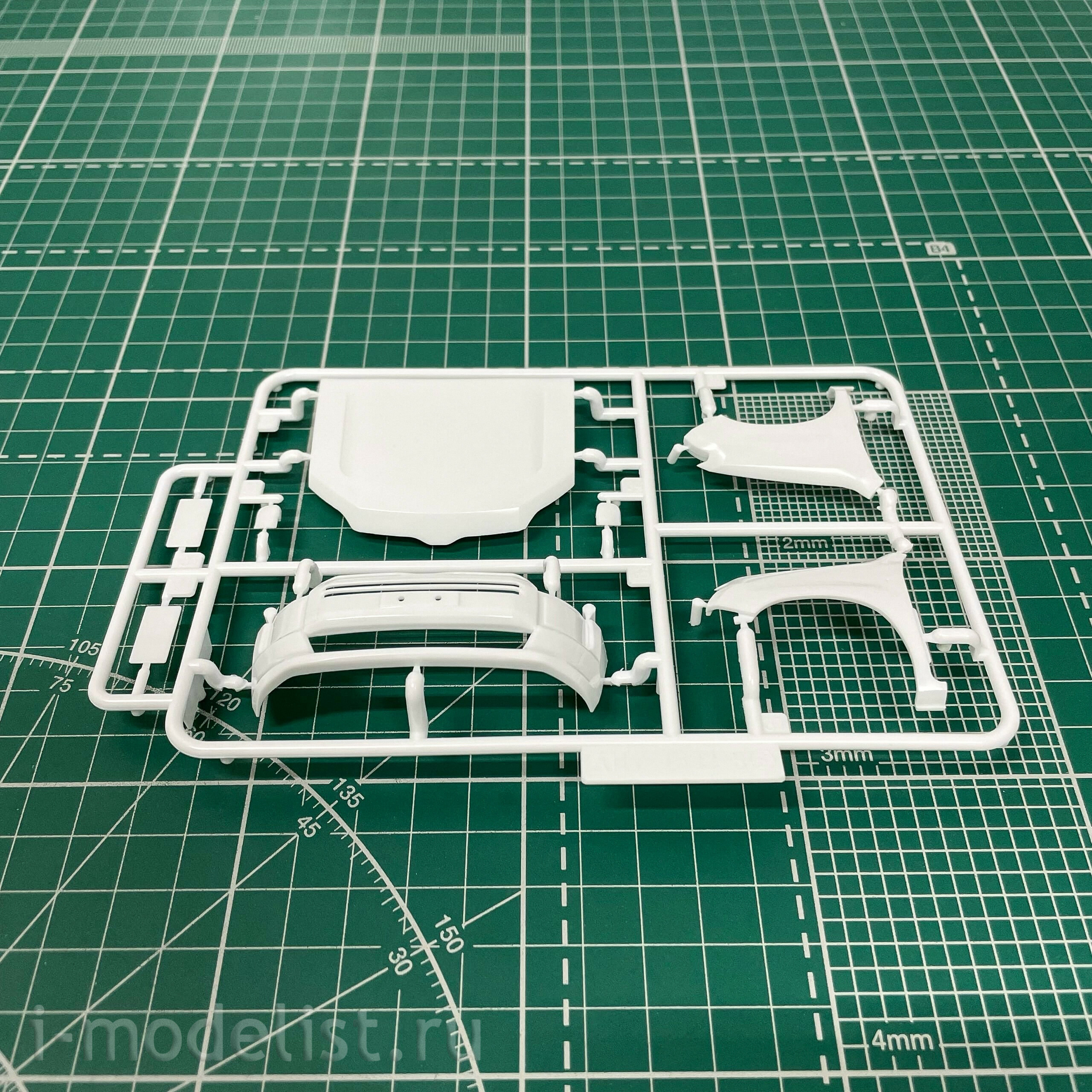 05786 Aoshima 1/24 Mazda Familia Van ' 18