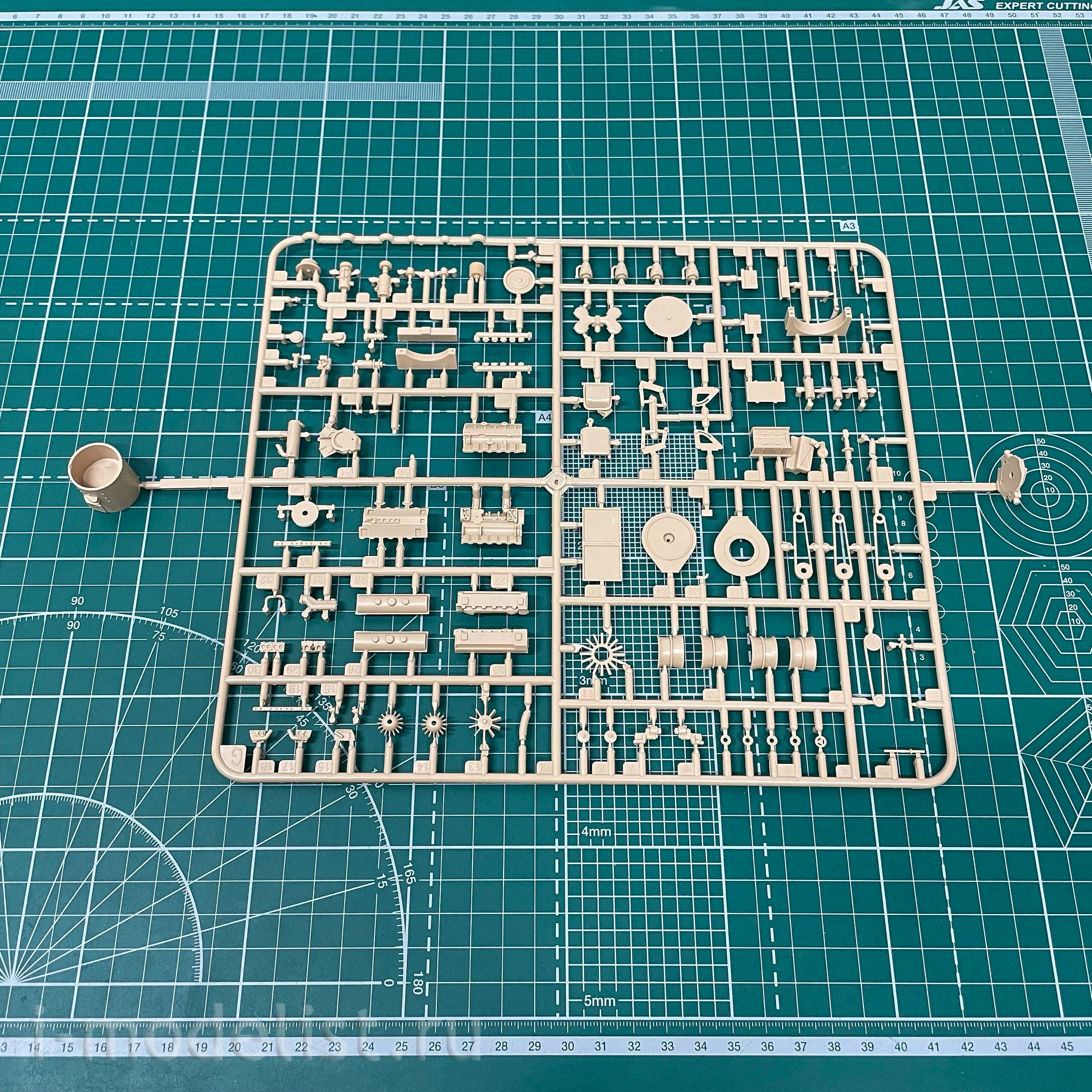 35A033 Amusing Hobby 1/35 ELEFANT Self-propelled gun (interior + zimmerite)