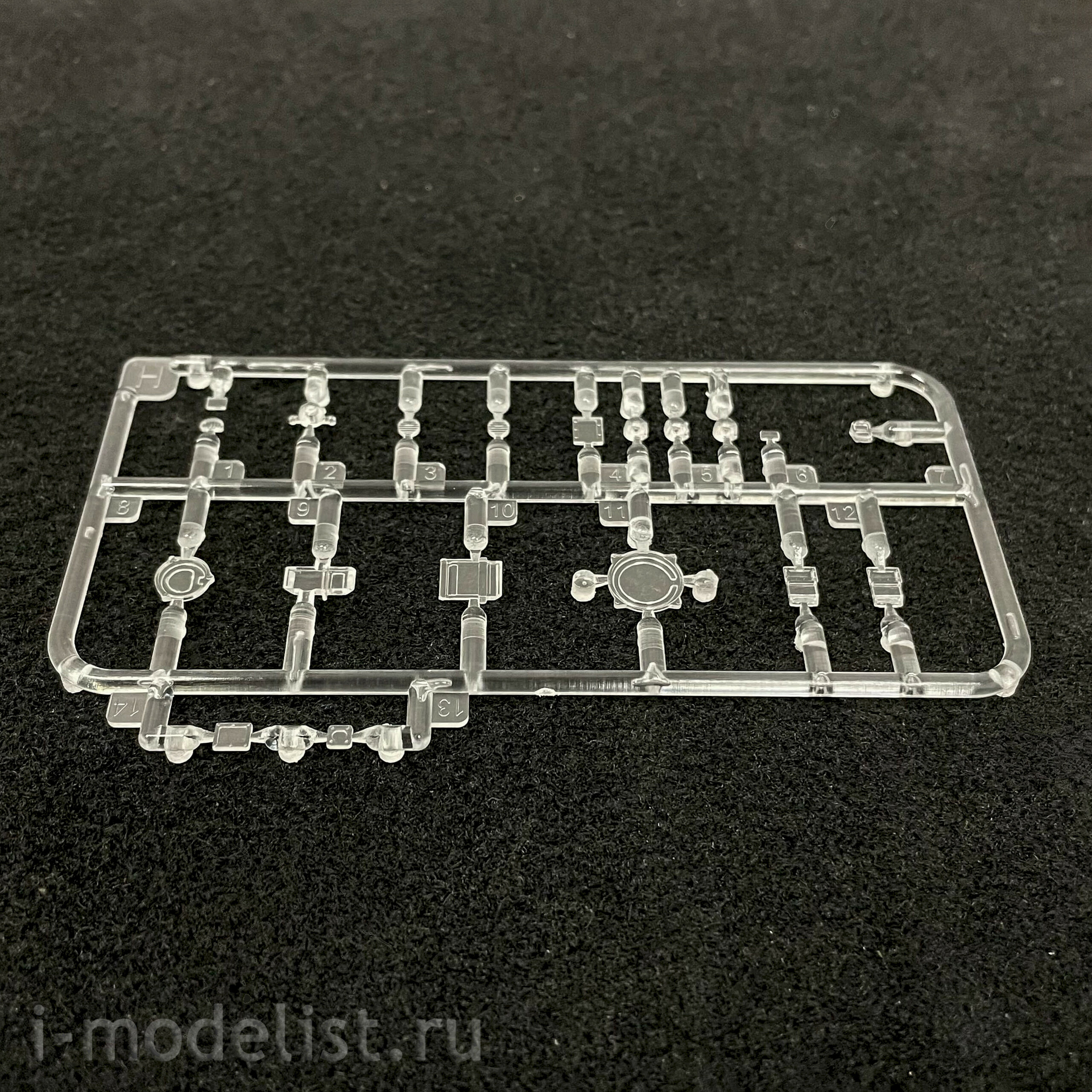 35A041 Amusing Hobby 1/35 Soviet T-72AV tank with full interior (under license from UVZ)