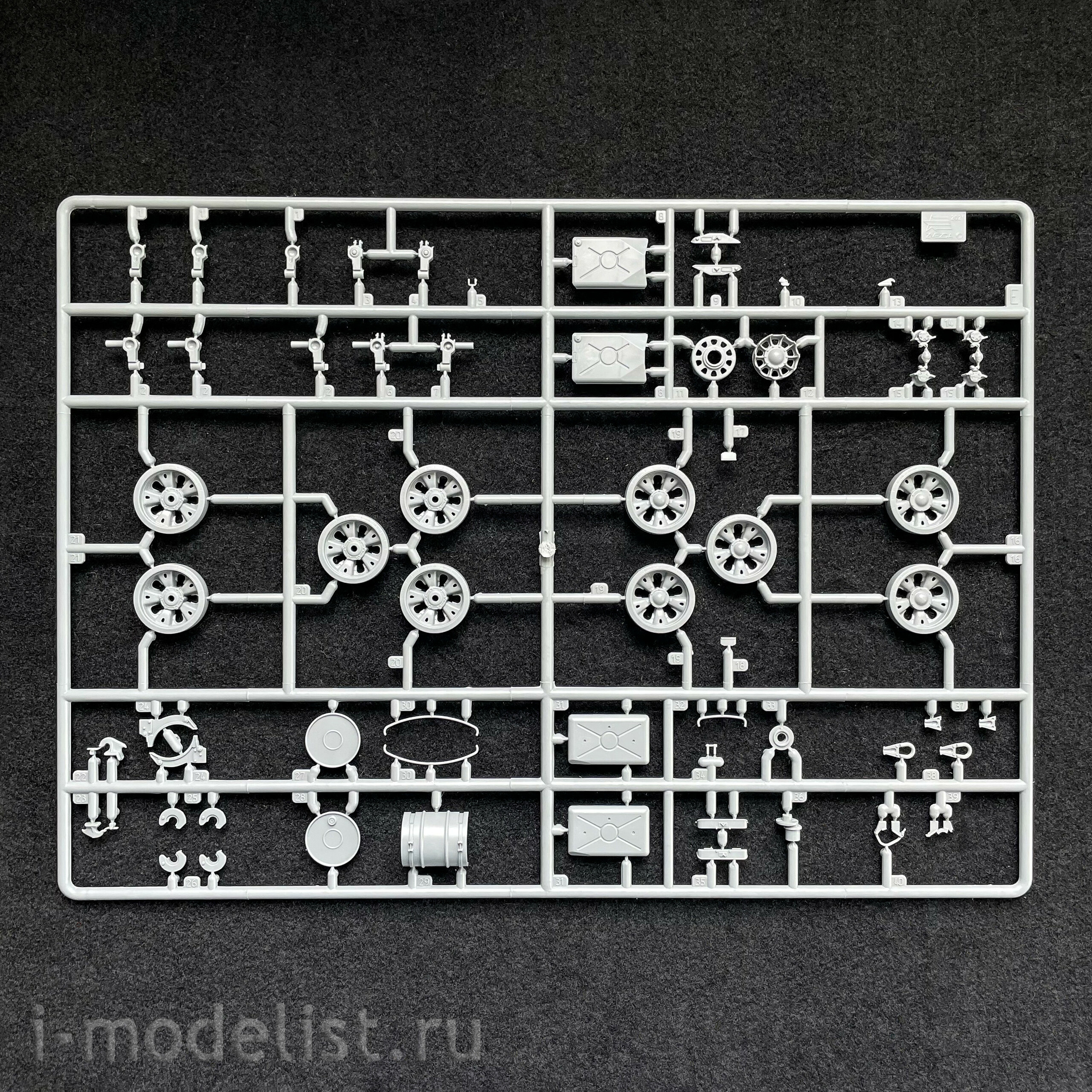 3673 Zvezda 1/35 T-62 tank of the 1974-75 model.