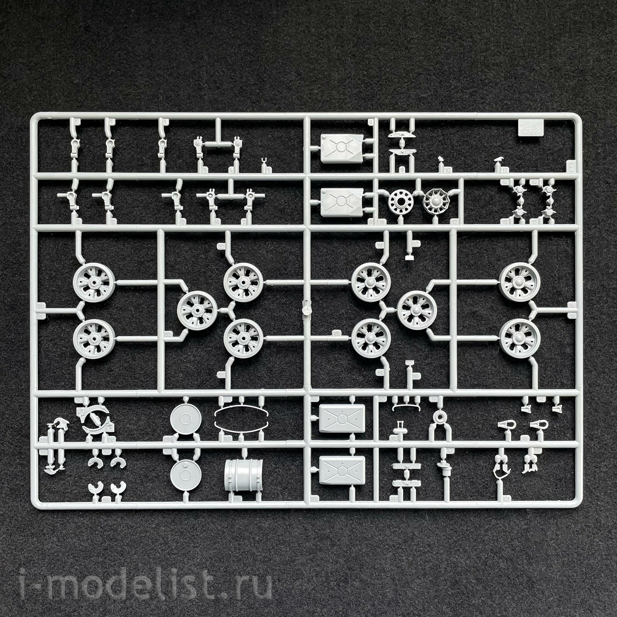 3673 Zvezda 1/35 T-62 tank of the 1974-75 model.