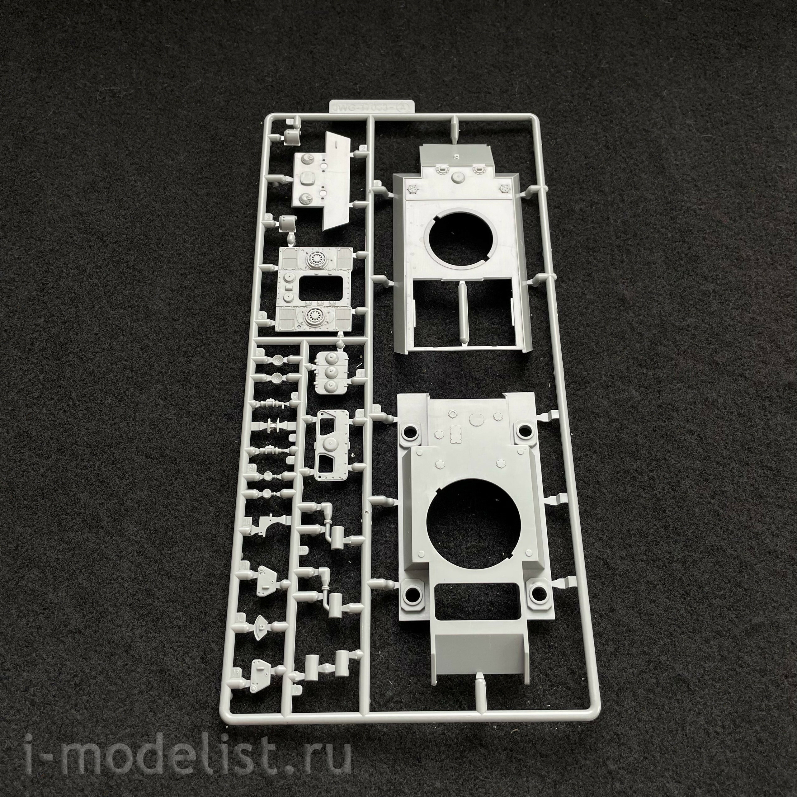 UA72351 Modelcollect 1/72 