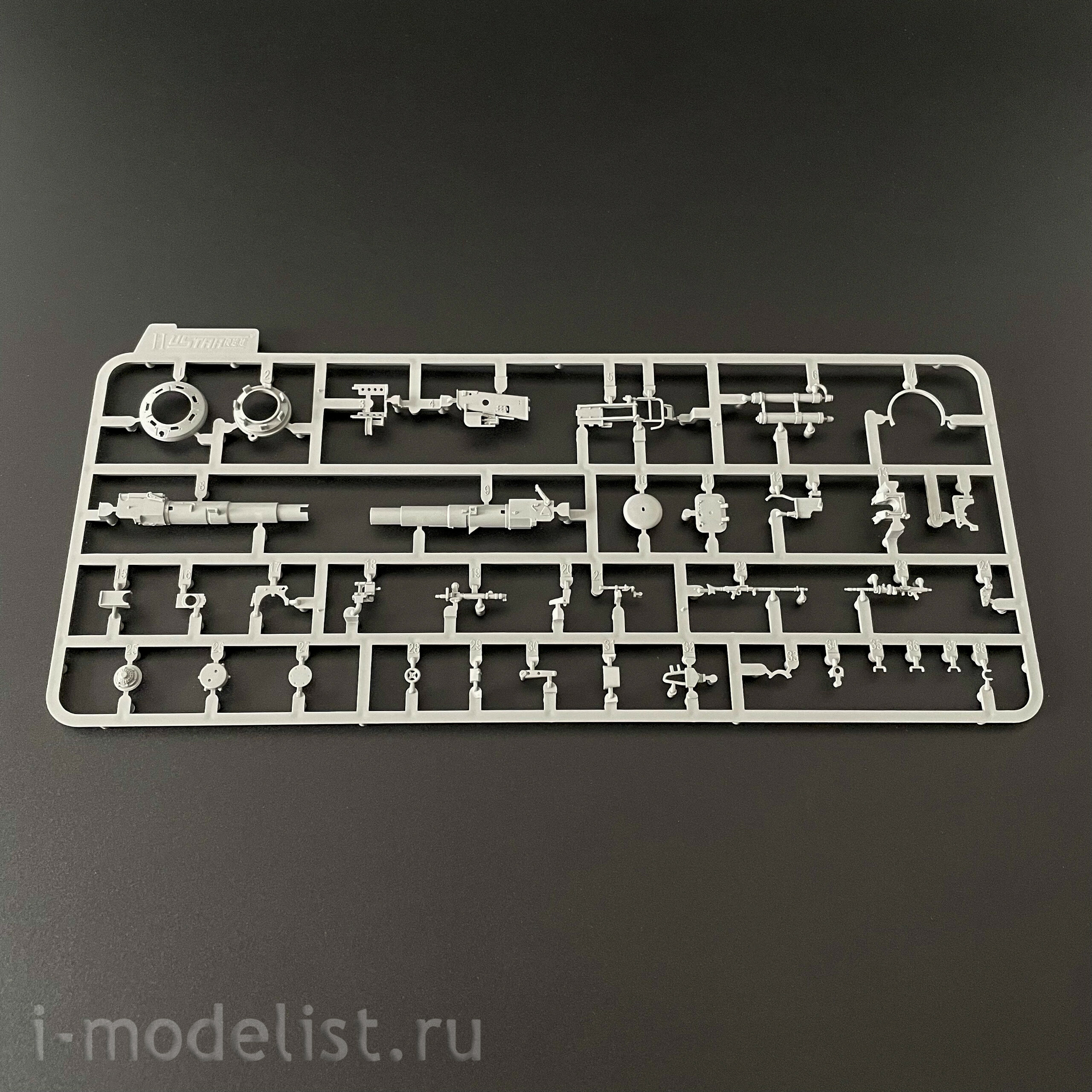 008 UZvezda 1/48 King Tiger Tank with Porsche Turret and Full Interior	
