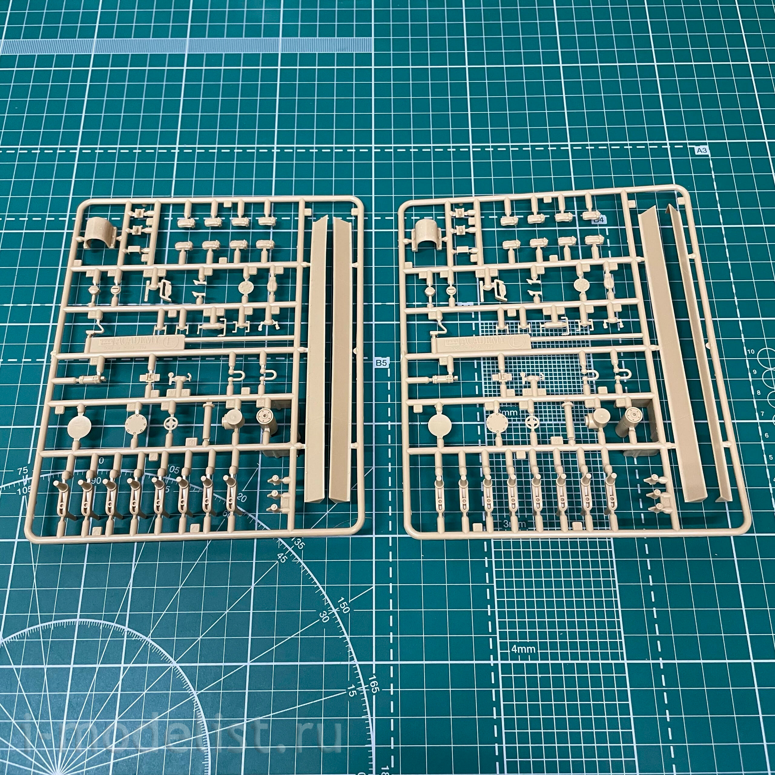 303563 Modeller of 1/35 PzKpfv VI Tiger Ausf. H, Kursk (repackaging of 