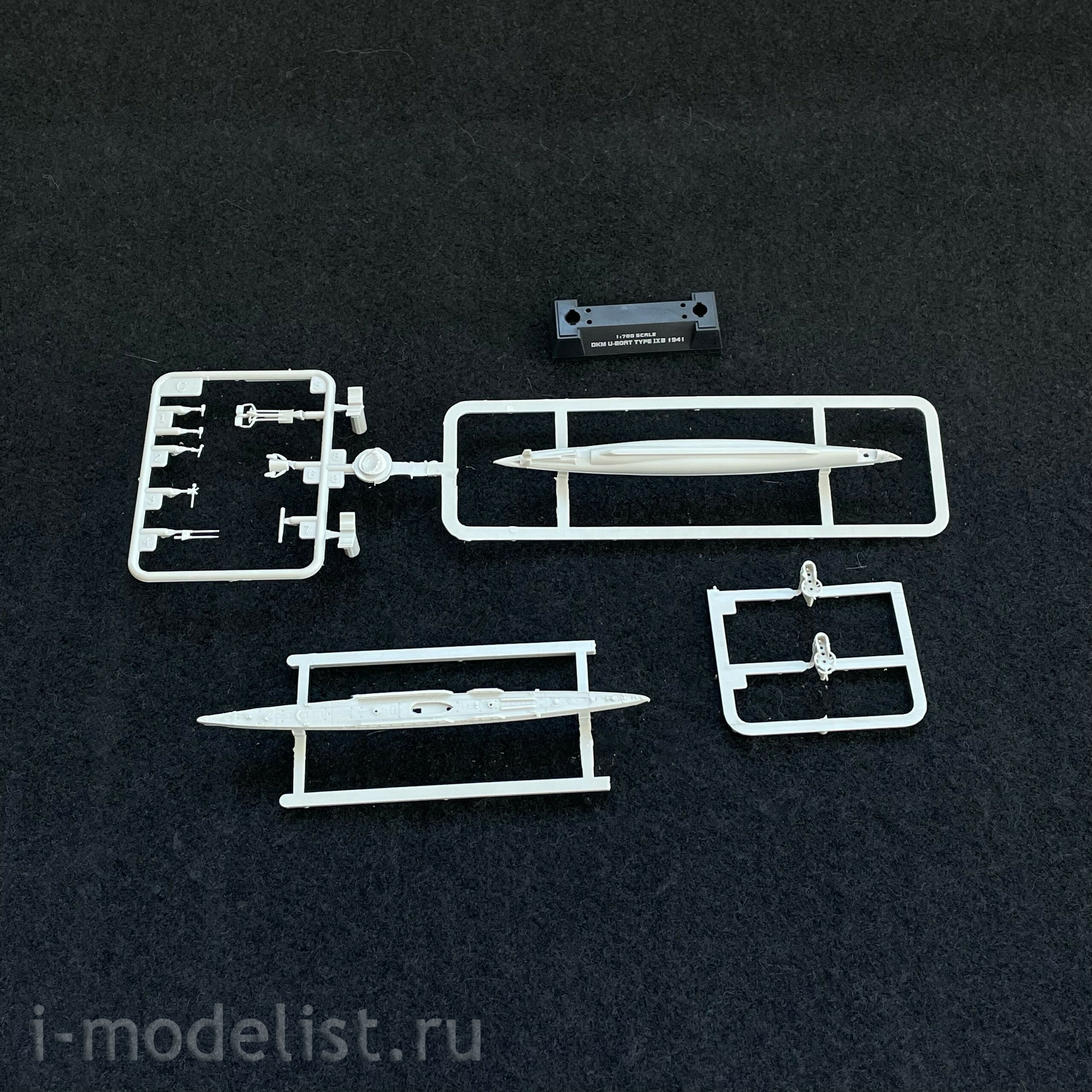 87006 HobbyBoss 1/700 German U-boat Type IX B