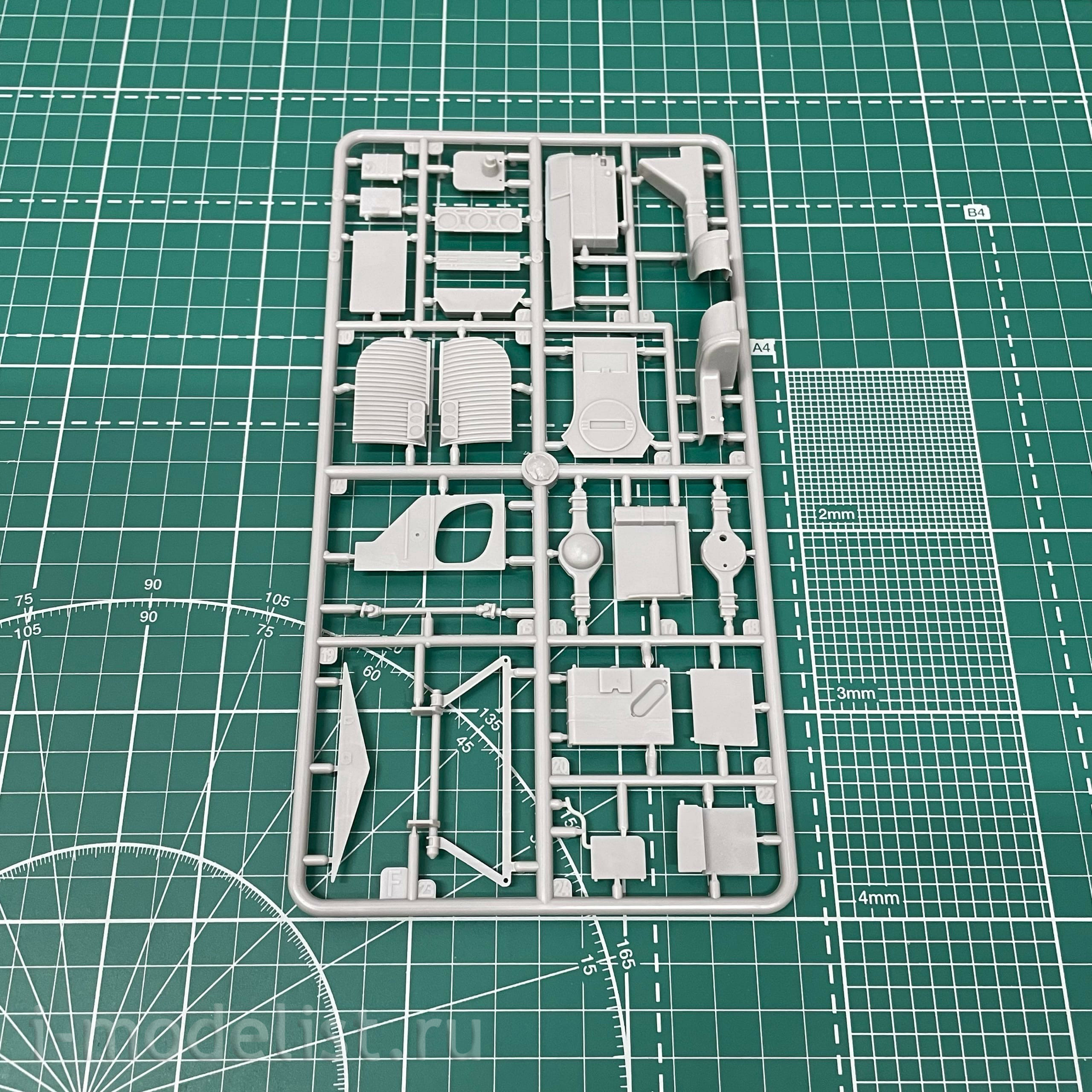 816 Roden 1/35 GMC PD3751 SilverSide Greyhound Lines Bus
