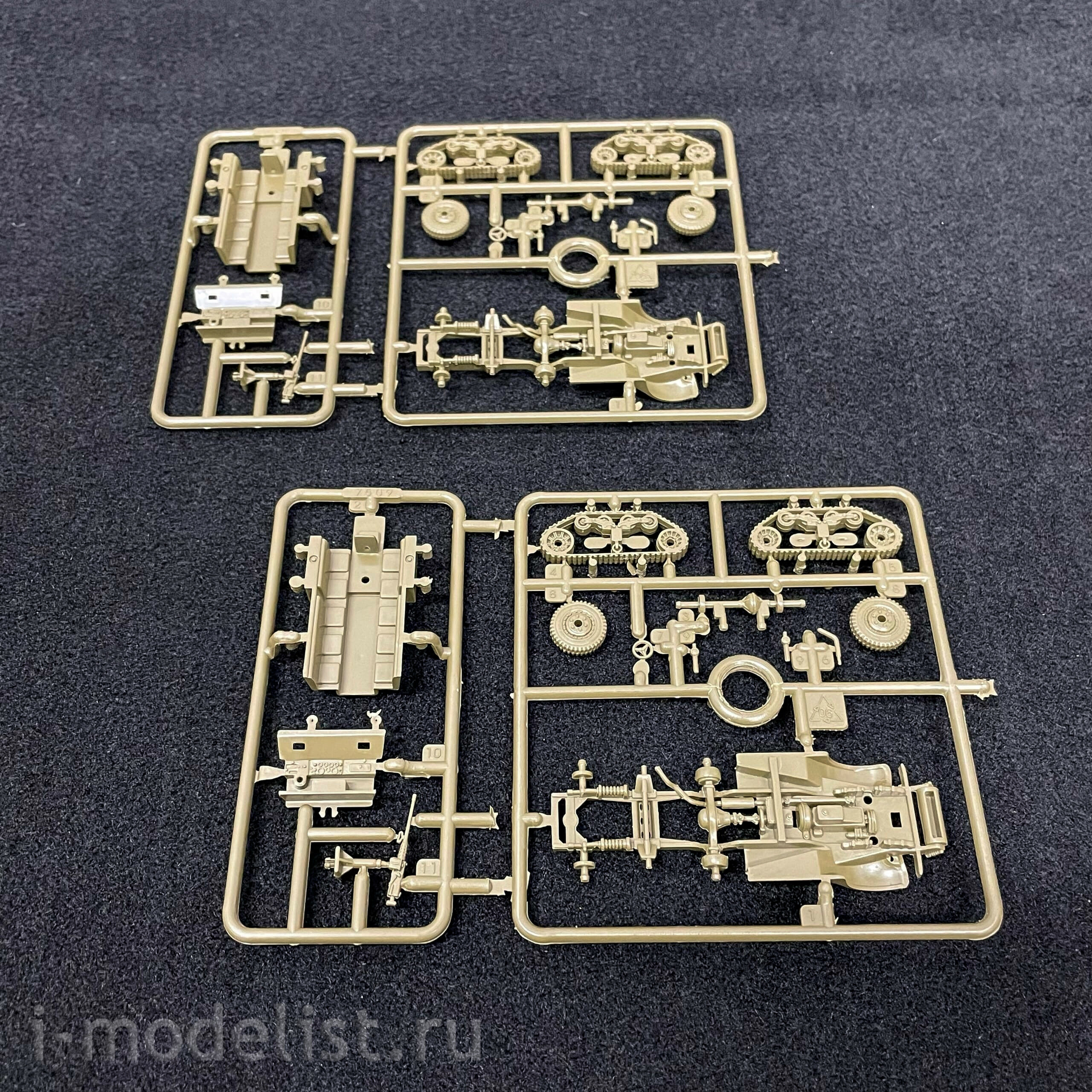 7509 Italeri 1/72 M3 HALF TRACK FAST ASSEMBLY (two models in box)