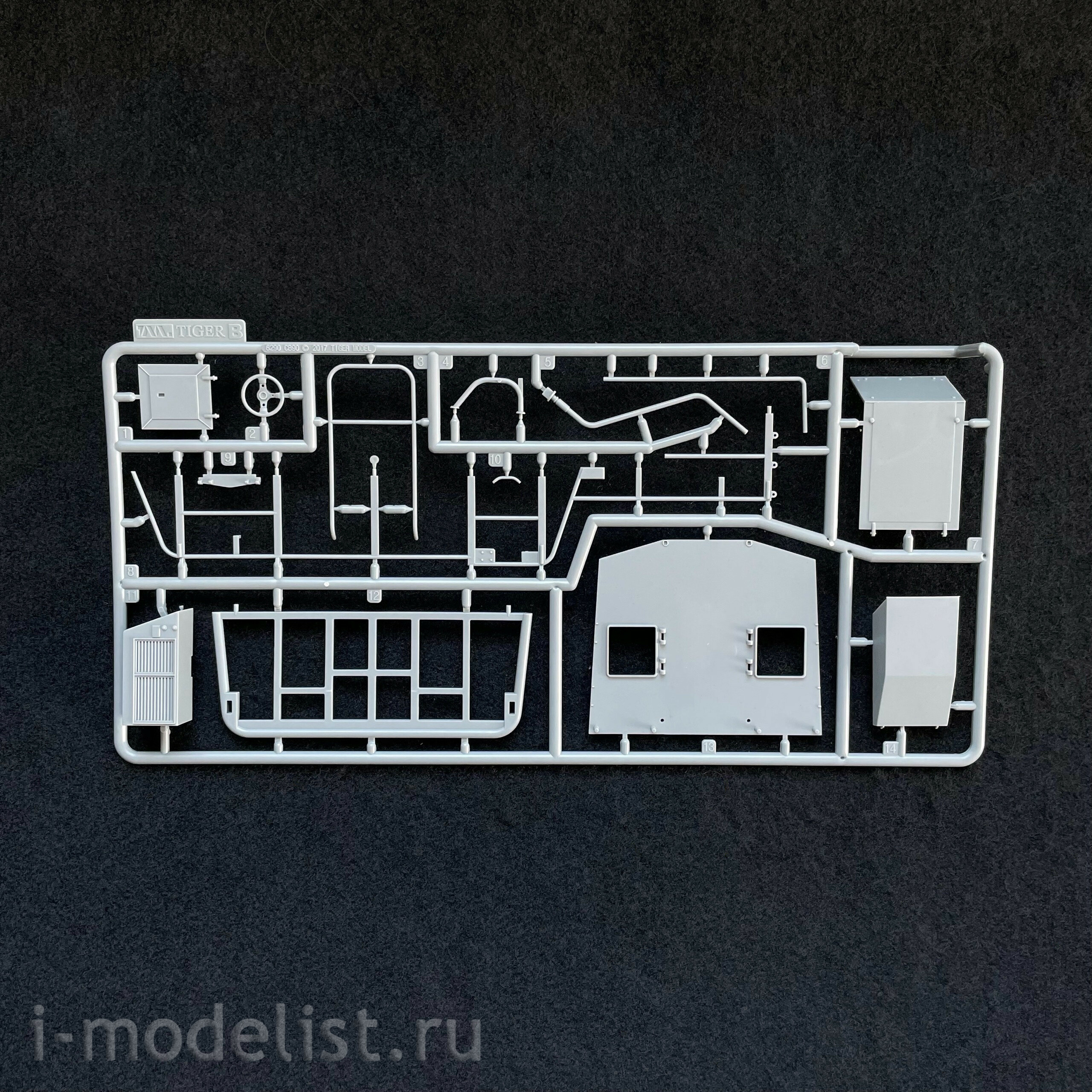 6290 Tiger Model 1/35 Swedish speedboat CB90