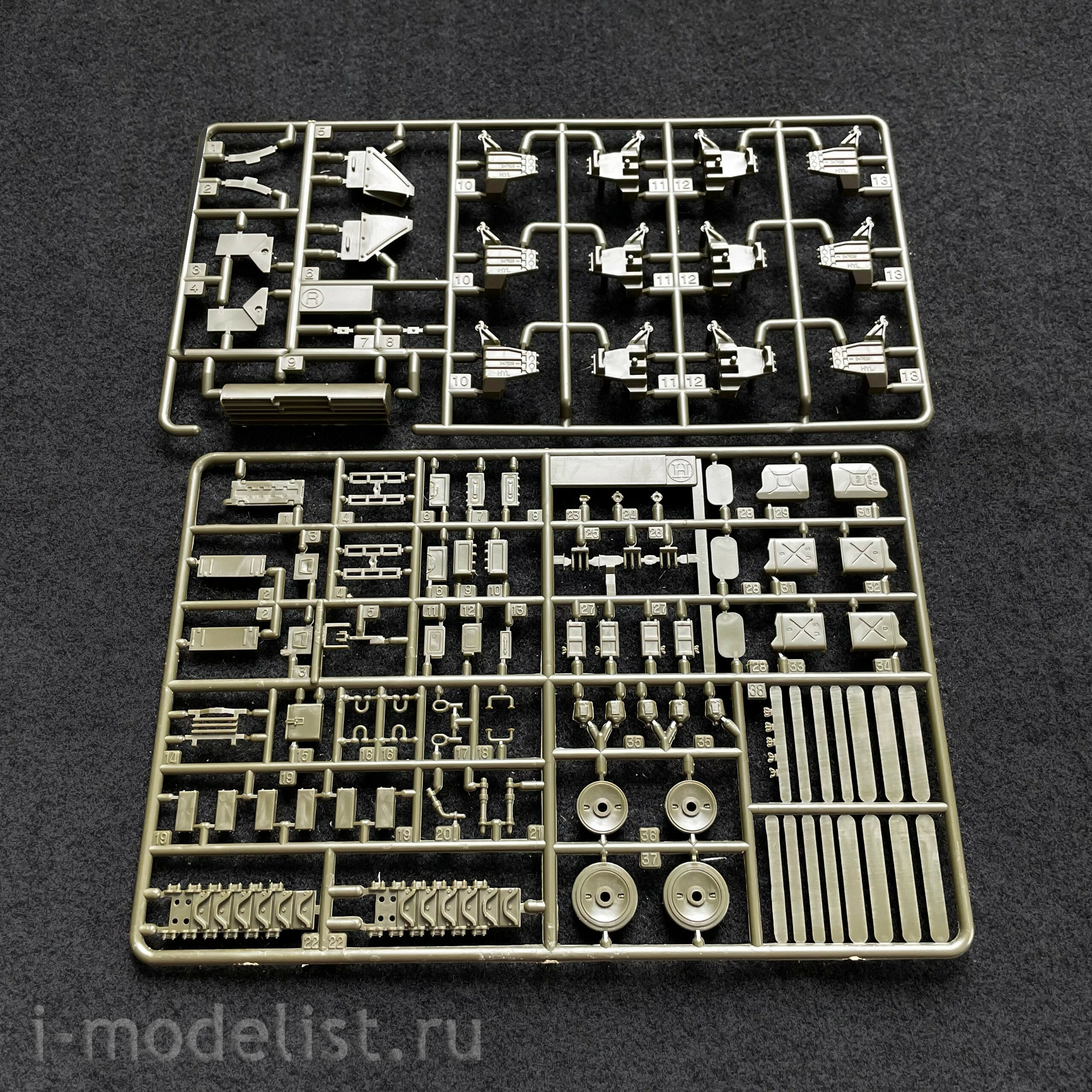 13500 Tank Academy 1/35 M4A3 (76)W 