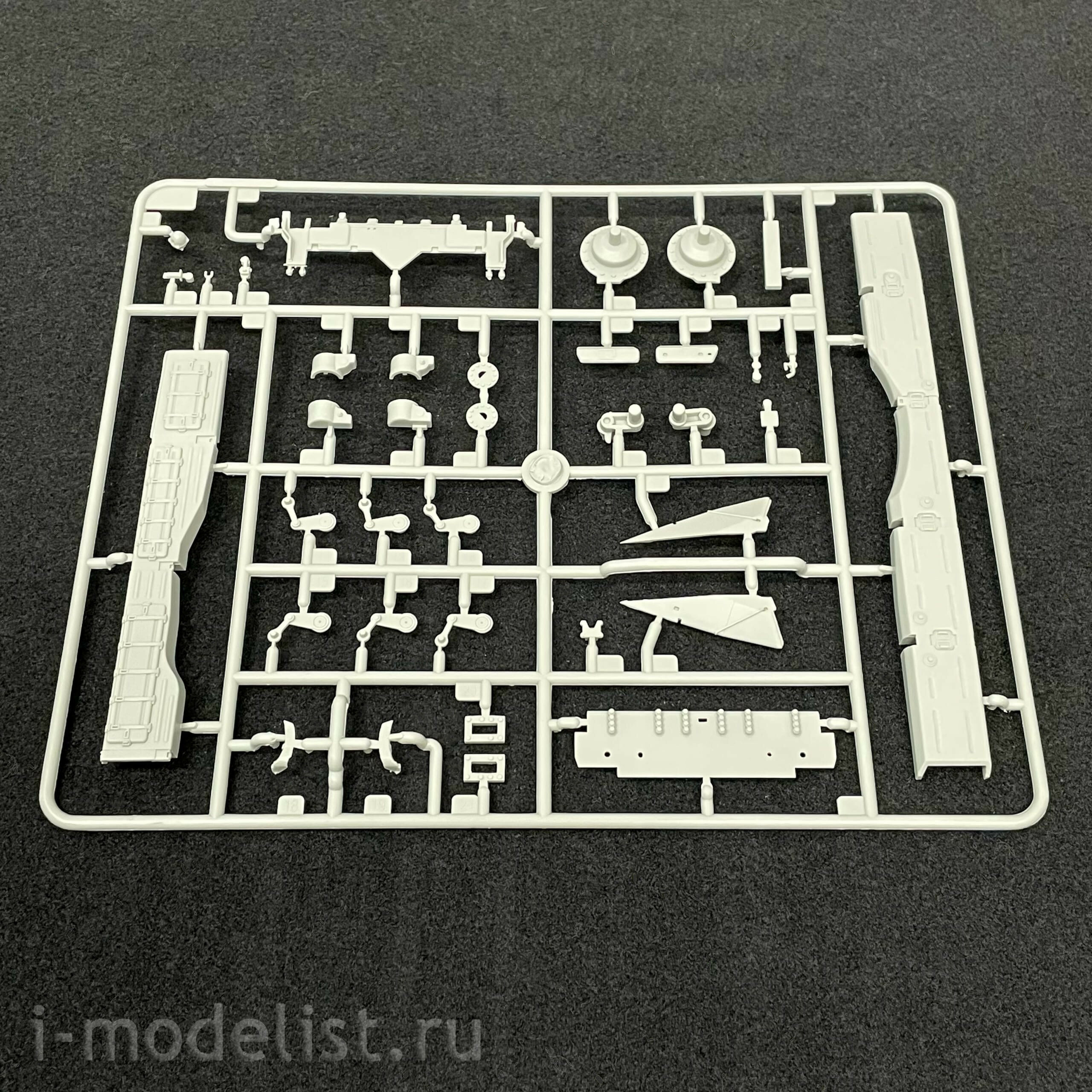 09609 Trubach 1/35 Russian T-72B1 tank with KTM-6 and lattice armor (under license from UVZ)