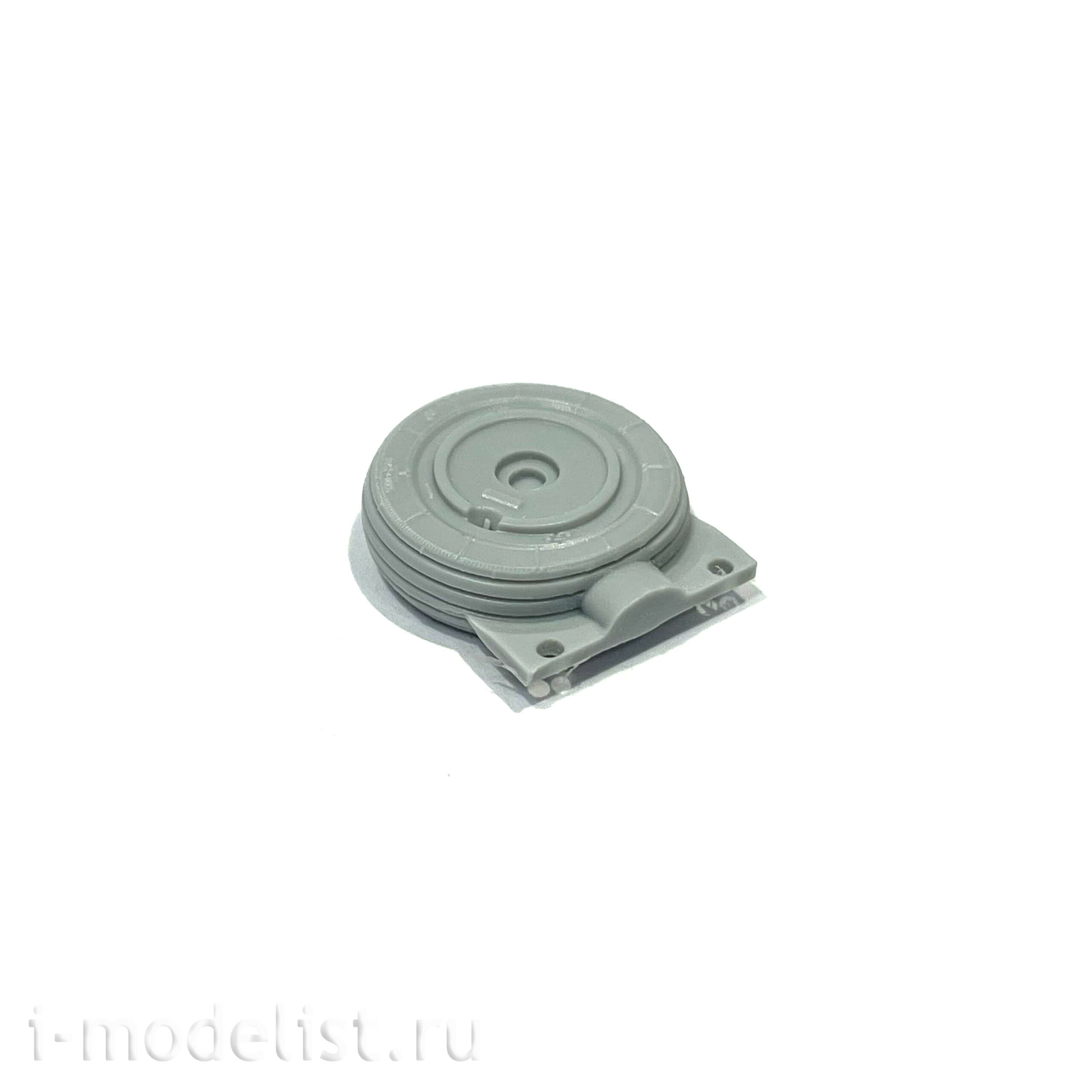 RS48019 E.V.M. 1/48 Highly detailed resin wheels for the Soviet 25 attack aircraft model of the Zvezda company with a mudguard. Additionally, the set includes photo etching details with the attachment of the mudguard to the chassis rack