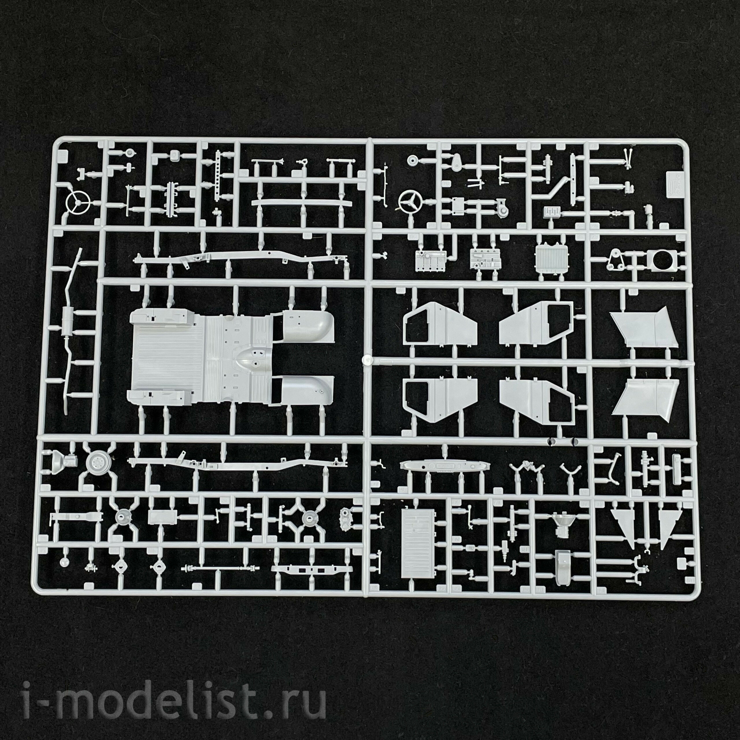 3629 Zvezda 1/35 Soviet military SUV UAZ-469