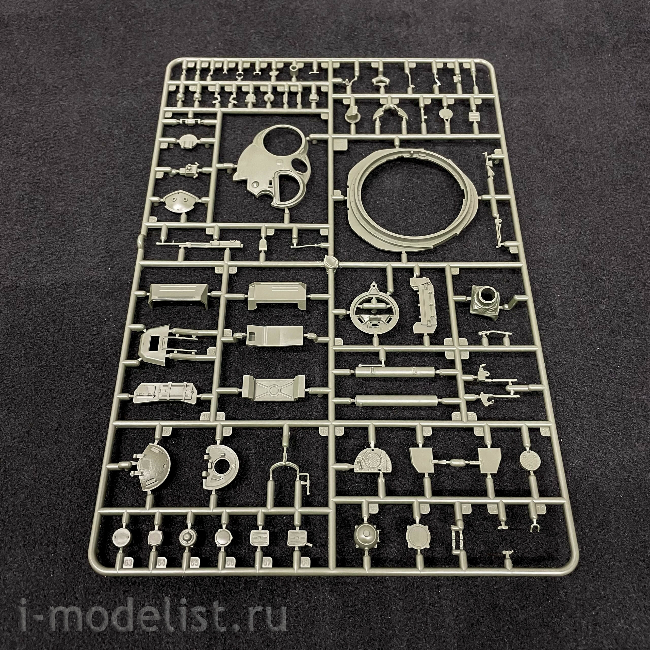 35A041 Amusing Hobby 1/35 Soviet T-72AV tank with full interior (under license from UVZ)