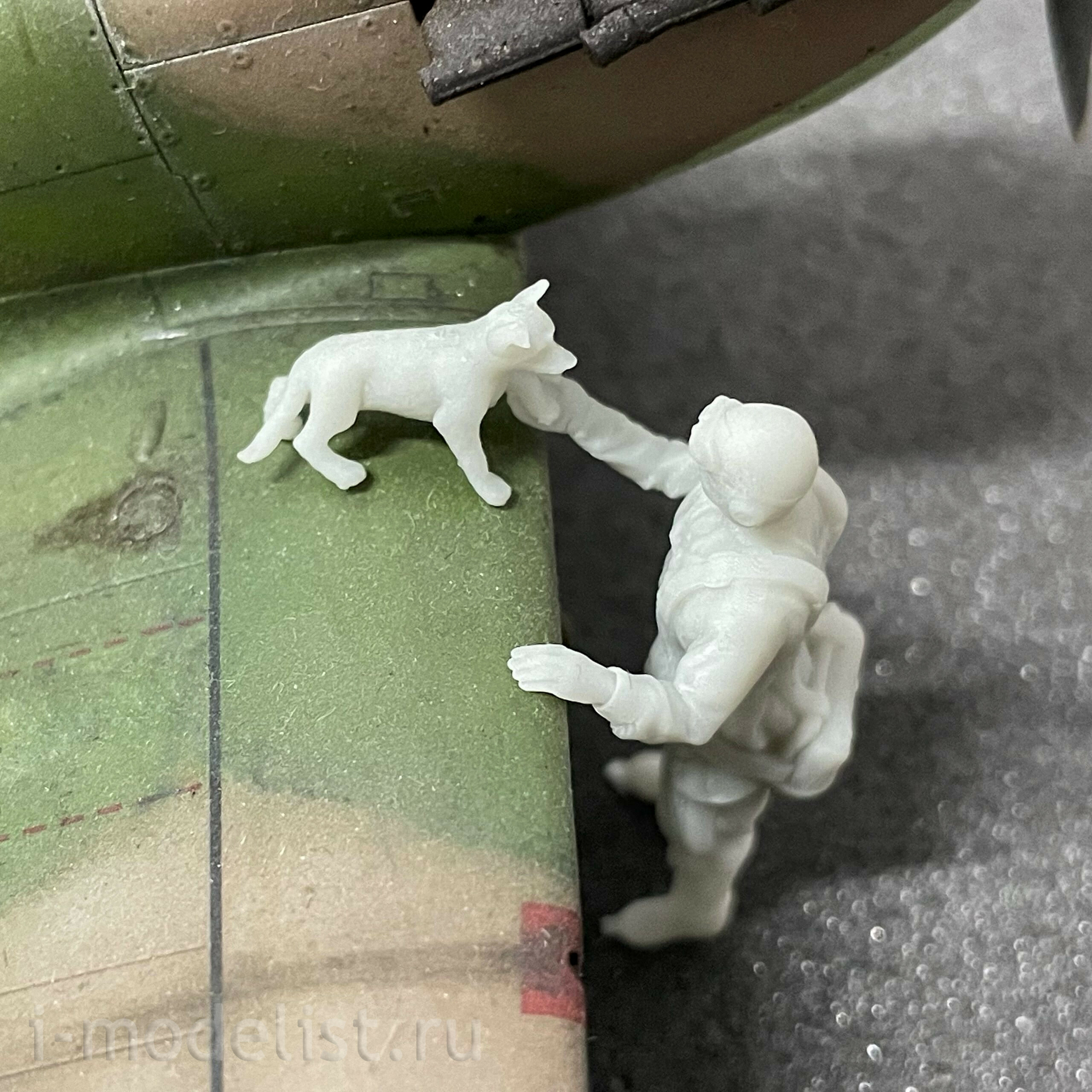 Im48014 Imodelist 1/48 Miniature of a pilot with a dog