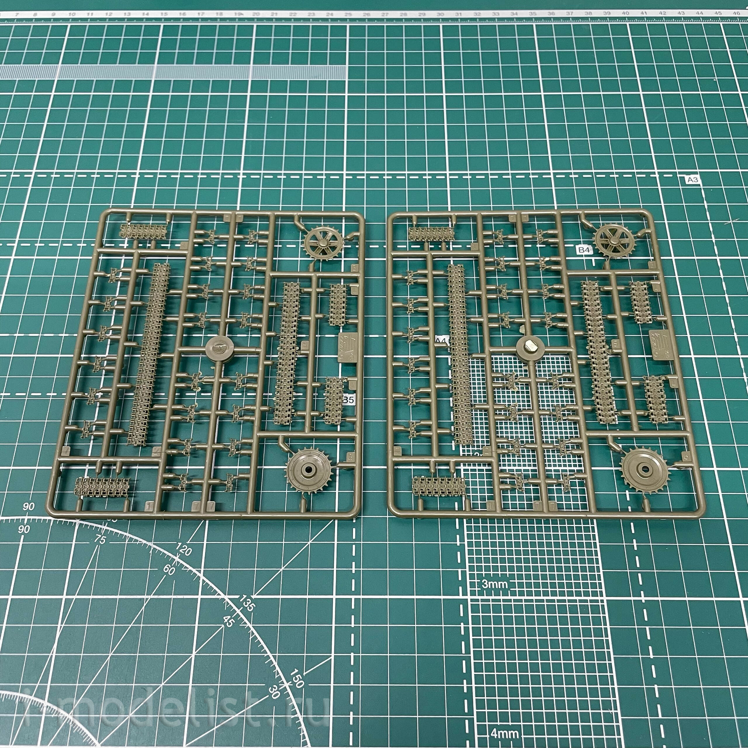 3538 Zvezda 1/35 Soviet light tank T-26 (mod. 1933)