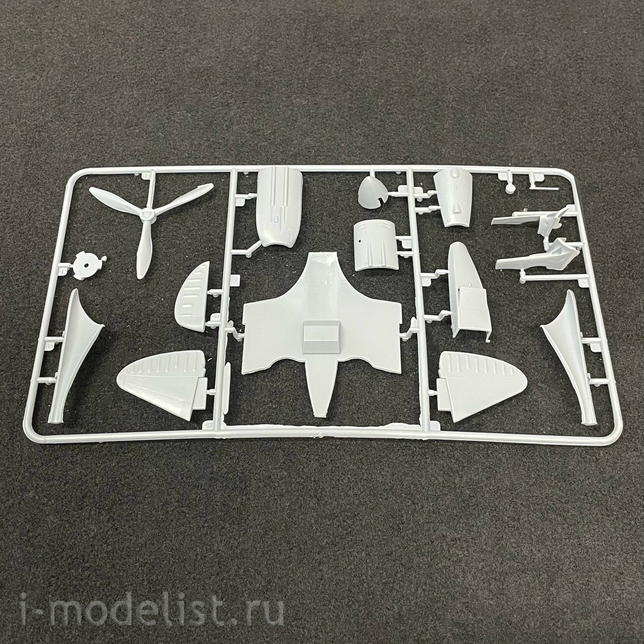 48015(f) ARK-models 1/48 Fighter type 3 of the Soviet pilot-ace Pokryshkin (pilot figure in the set)