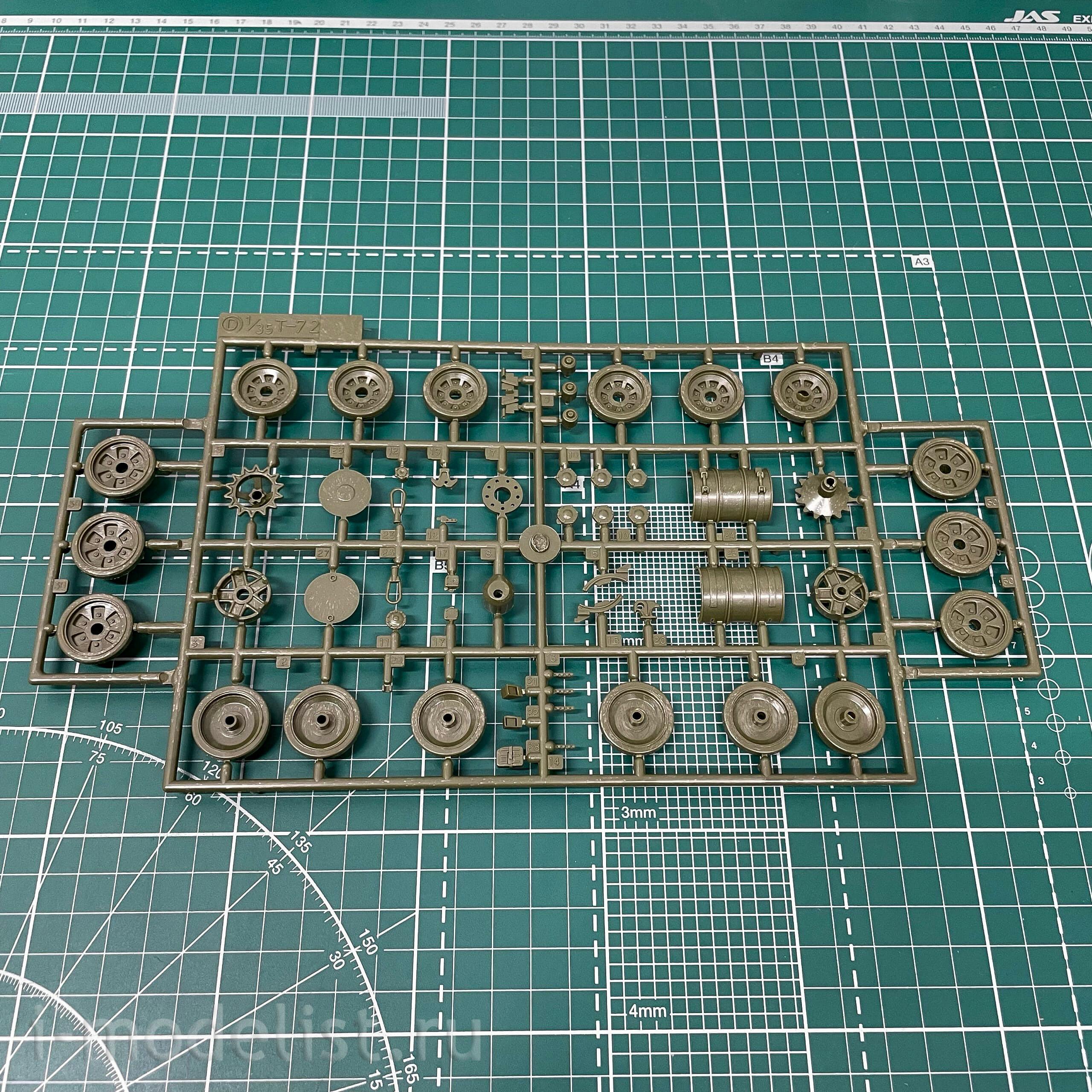 Zvezda 3552 1/35 T-72A