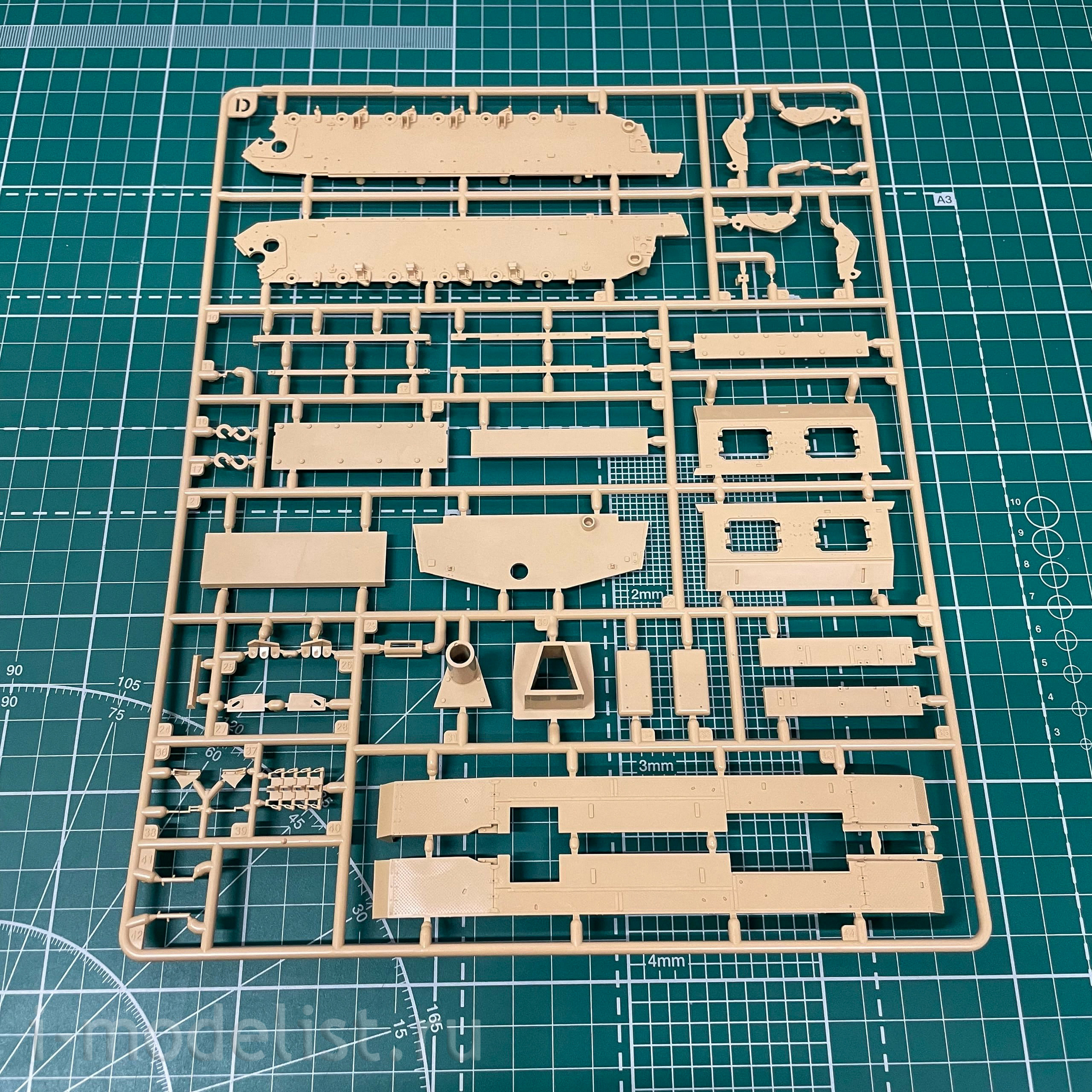 RM-5069 Rye Field Model 1/35 StuG. III Ausf. G Early Production with working tracks