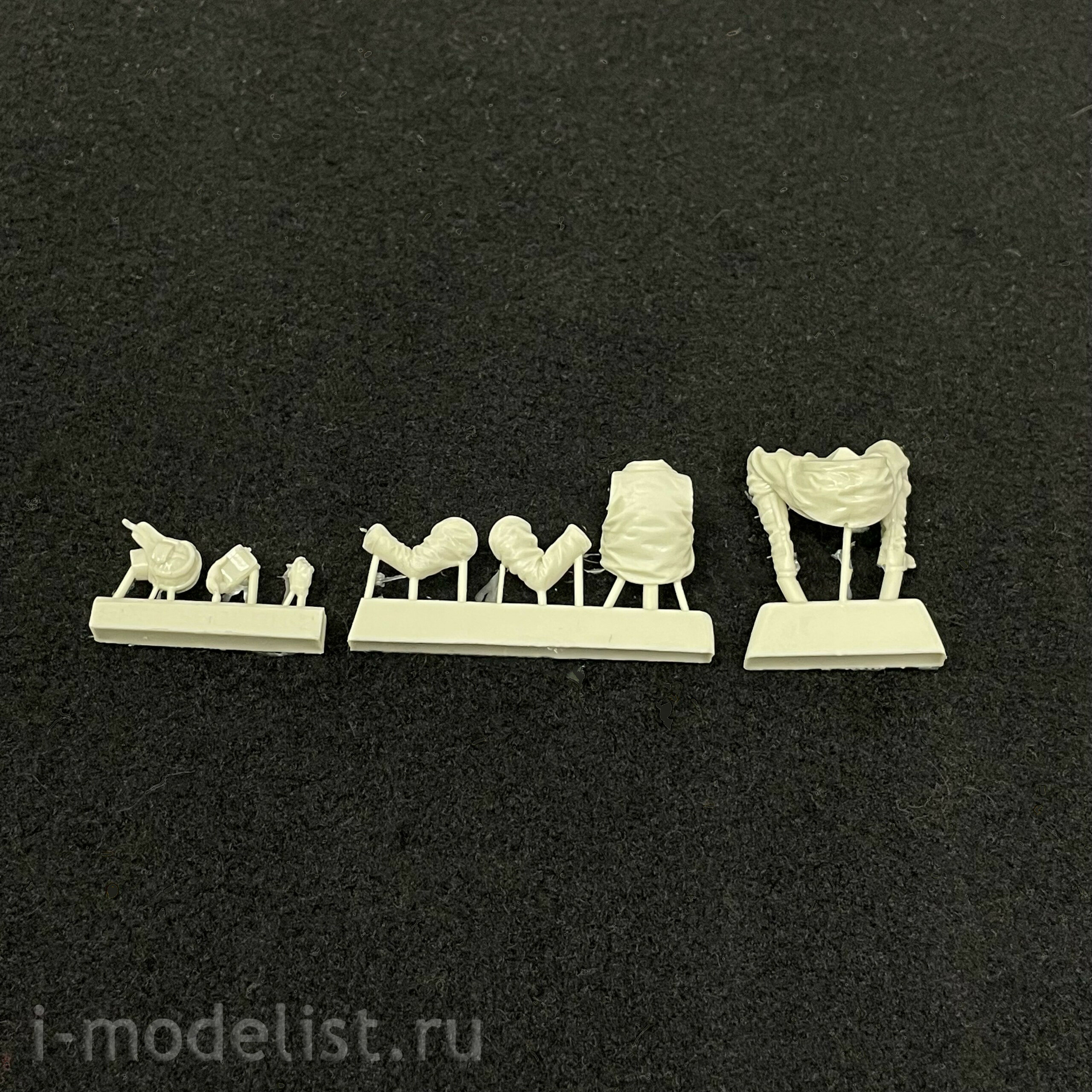 SRSF35007B Sarmat Resin 1/35 Tankman of the Red Army winter 1935-1945 sitting at a halt
