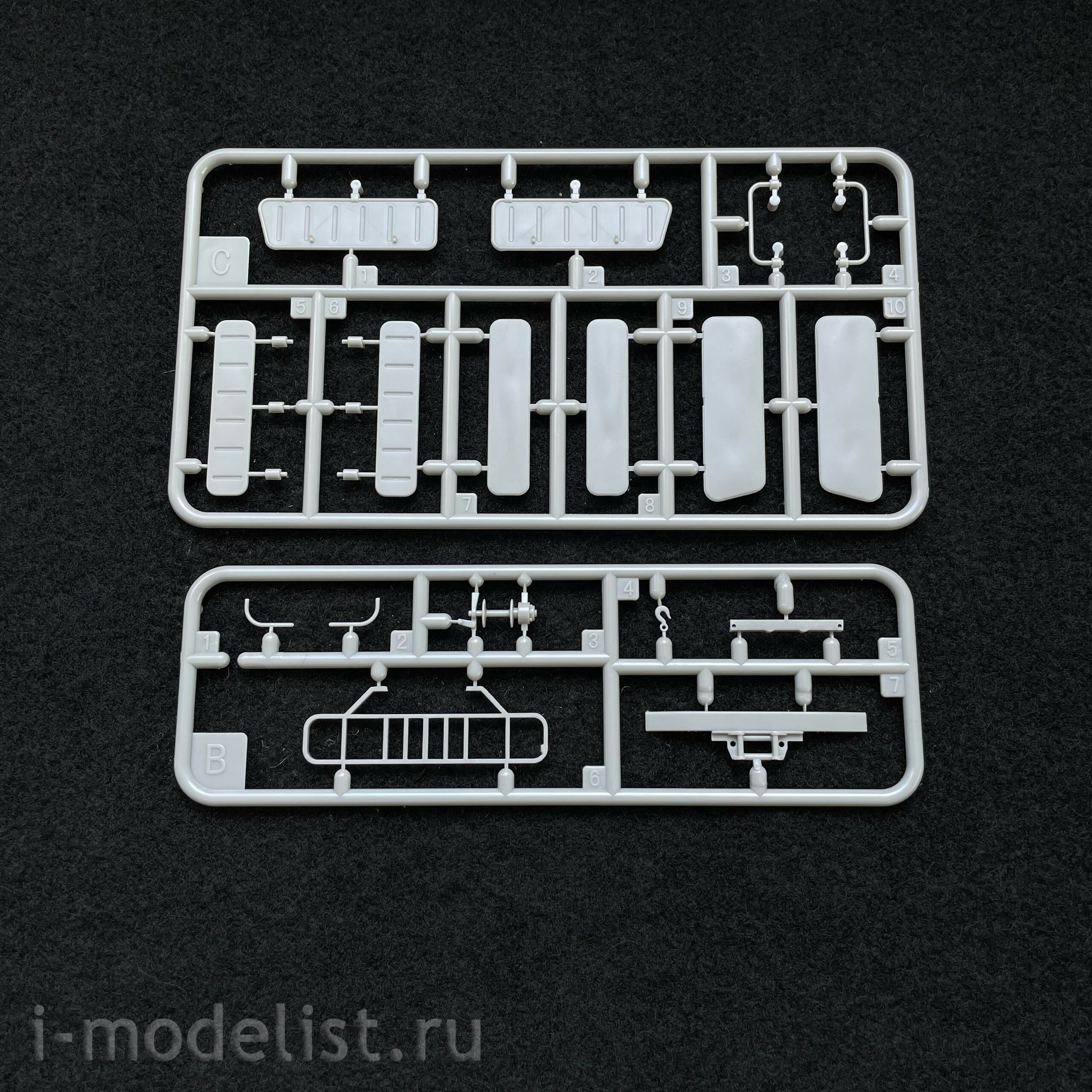 AK35003 AK Interactive 1/35 FJ43 SUV with an LNG-9 