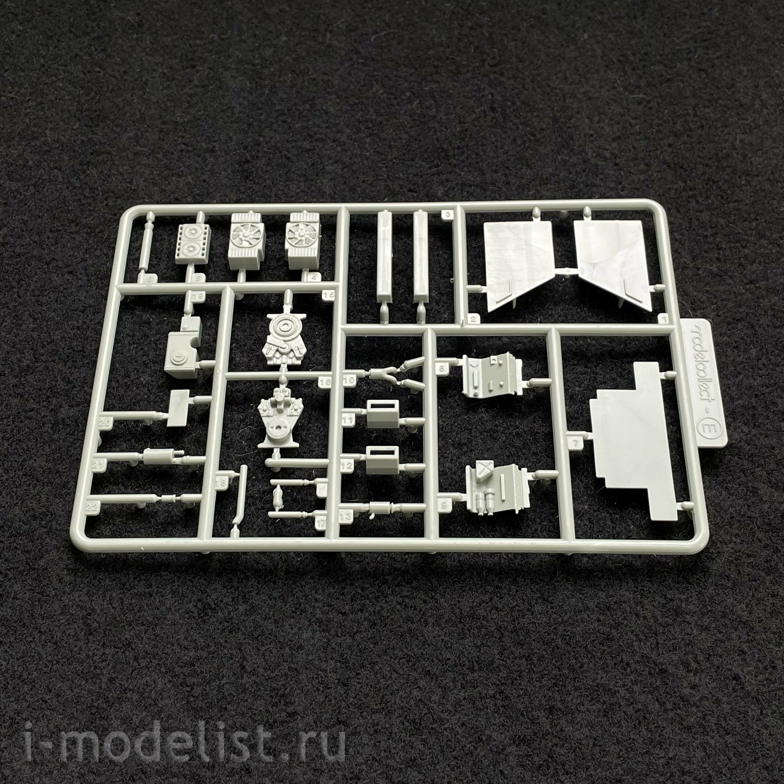 UA72031 Modelcollect 1/72 Germany Rheintochter 1 movable Missile launcher with E50 body