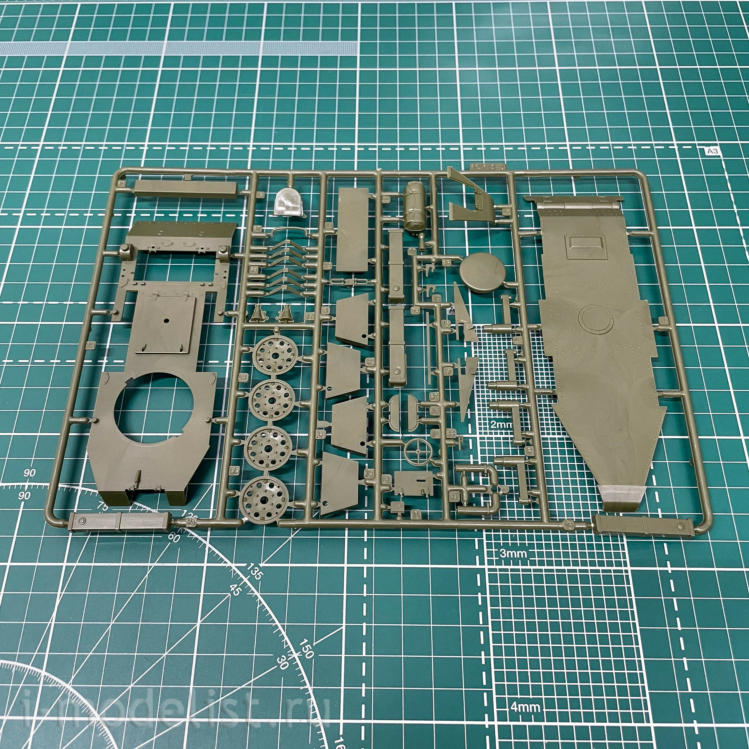 3545 Zvezda 1/35 Soviet BT-7 Tank