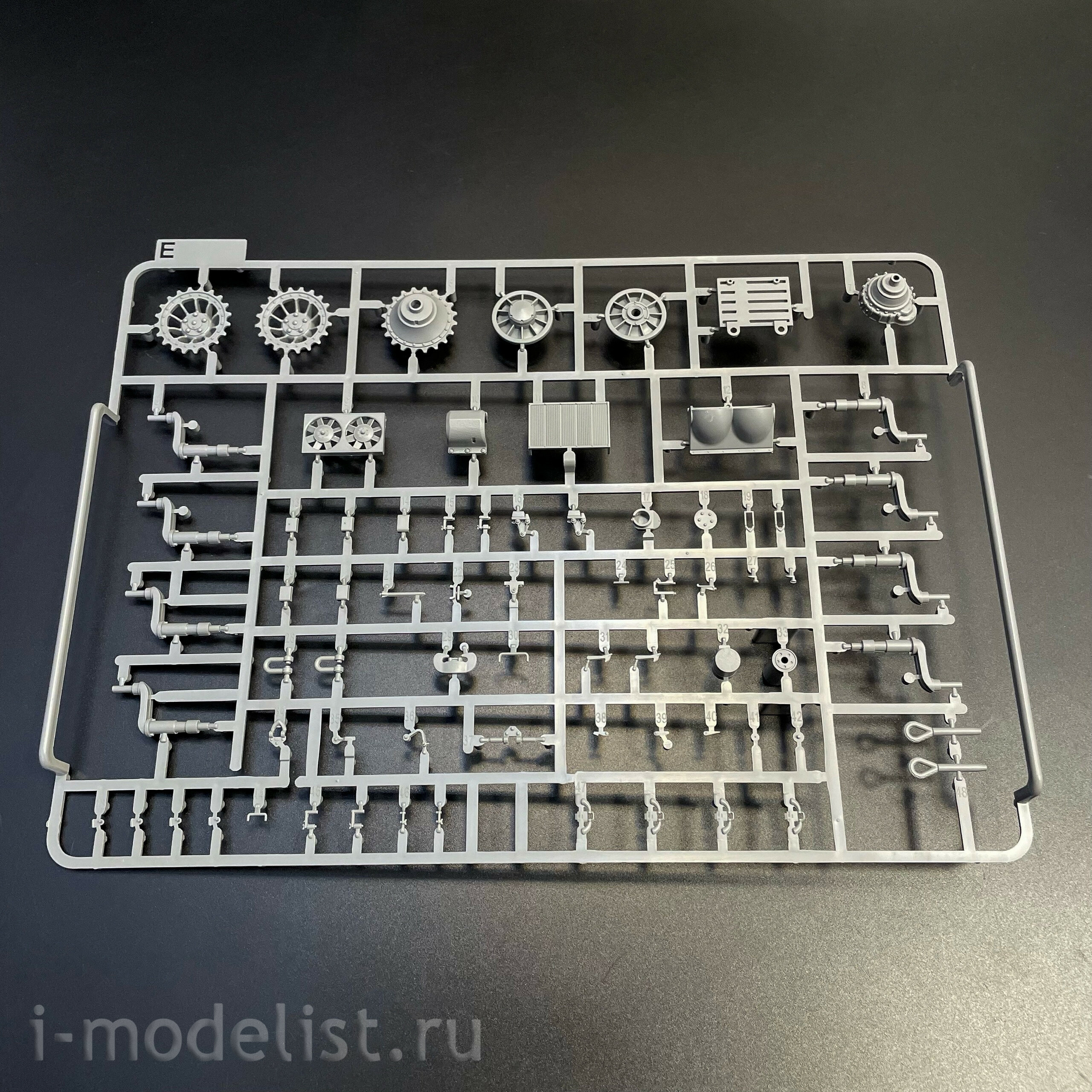 2196 Takom 1/35 Notмецкий тяжёлый танк Sd.Kfz.181 Pz.Kpfw.VI Ausf.E - Tiger I ранний