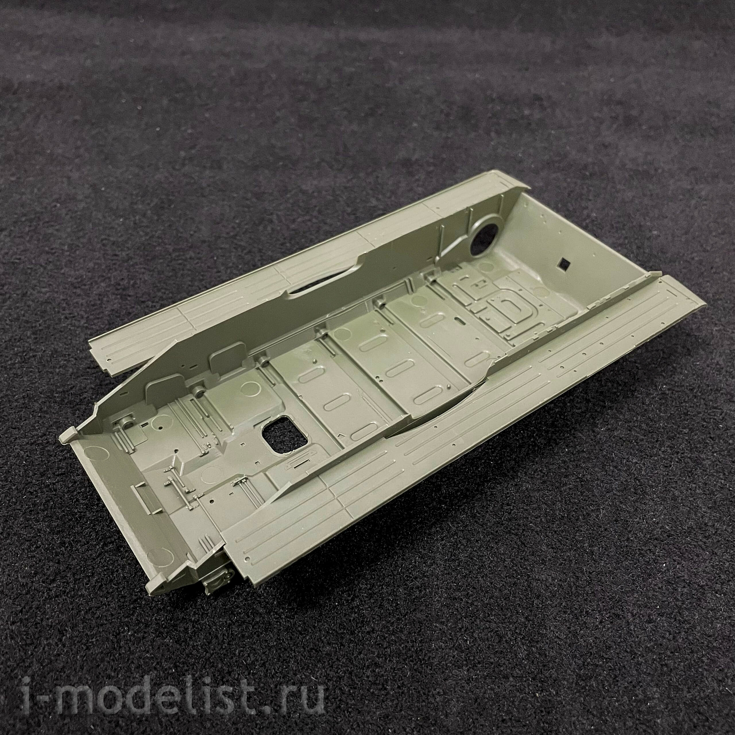 35A041 Amusing Hobby 1/35 Soviet T-72AV tank with full interior (under license from UVZ)