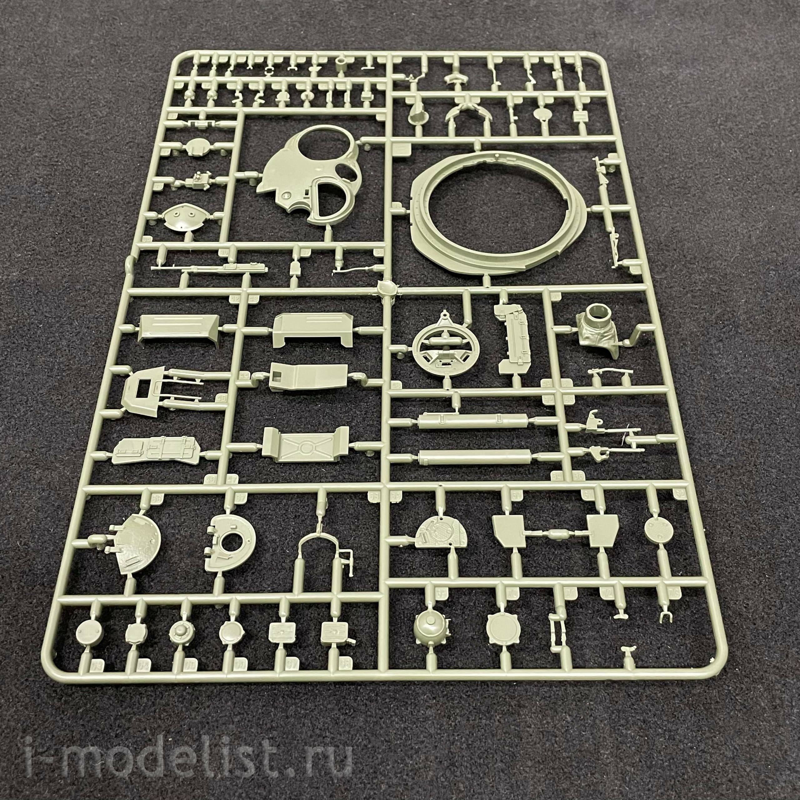 35A052 Amusing Hobby 1/35 Soviet T-72 Ural tank with full interior (under license from UVZ)
