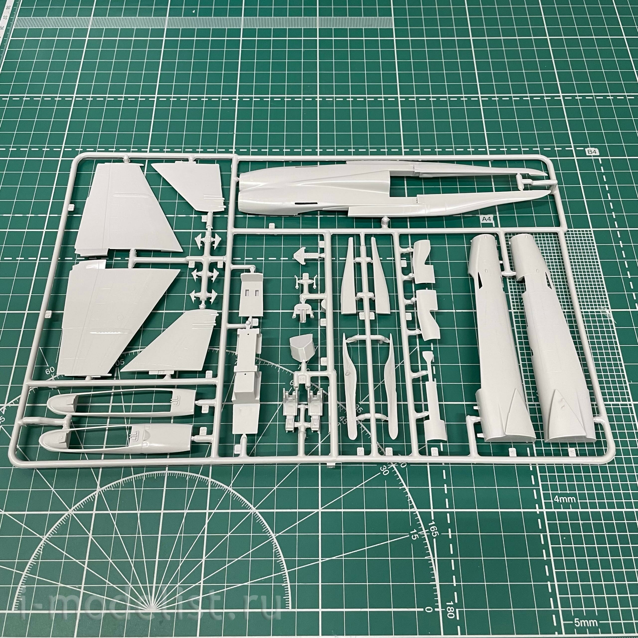 04894 Revell 1/72 McDonnell-Douglas fighter F/A-18C Hornet