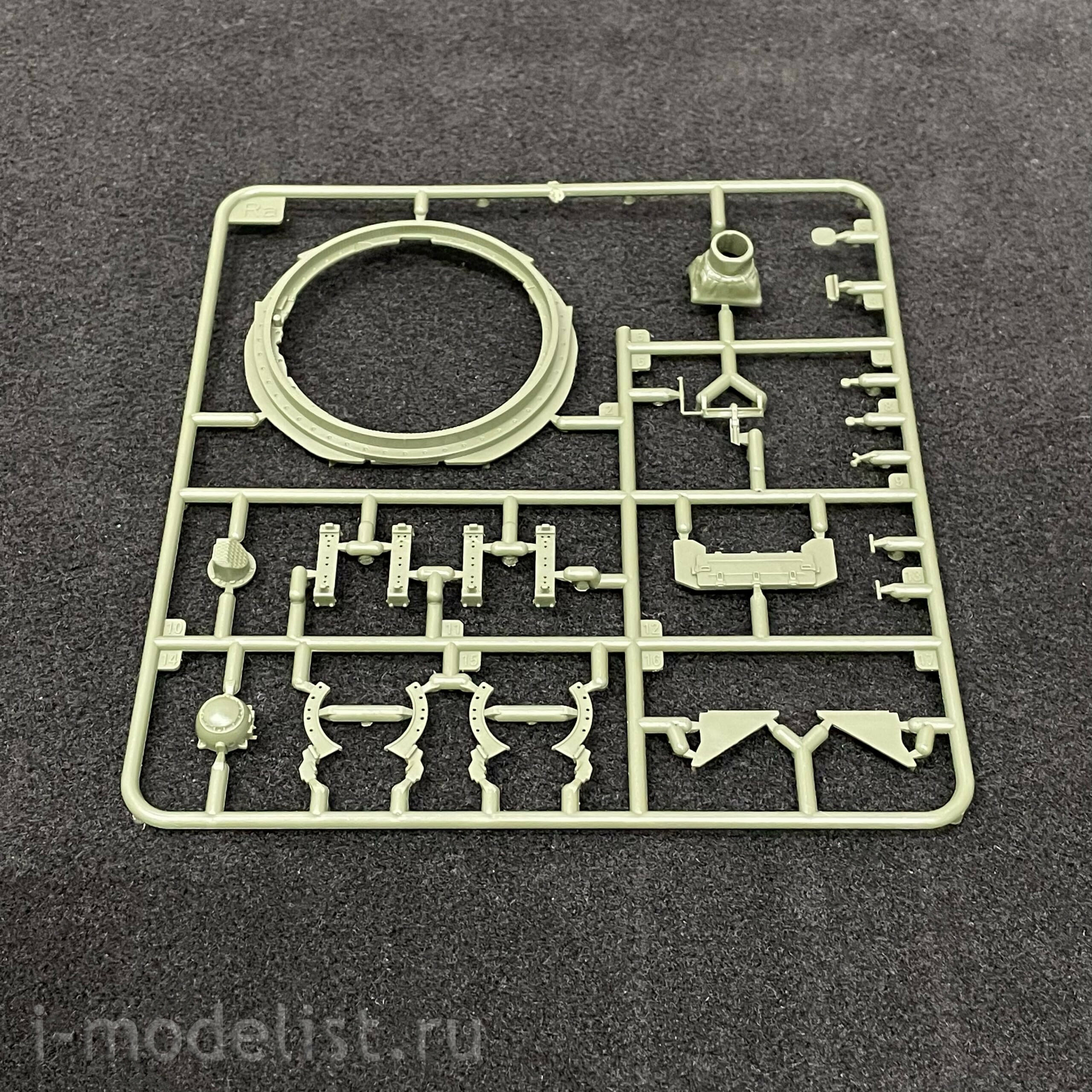 35A052 Amusing Hobby 1/35 Soviet T-72 Ural tank with full interior (under license from UVZ)