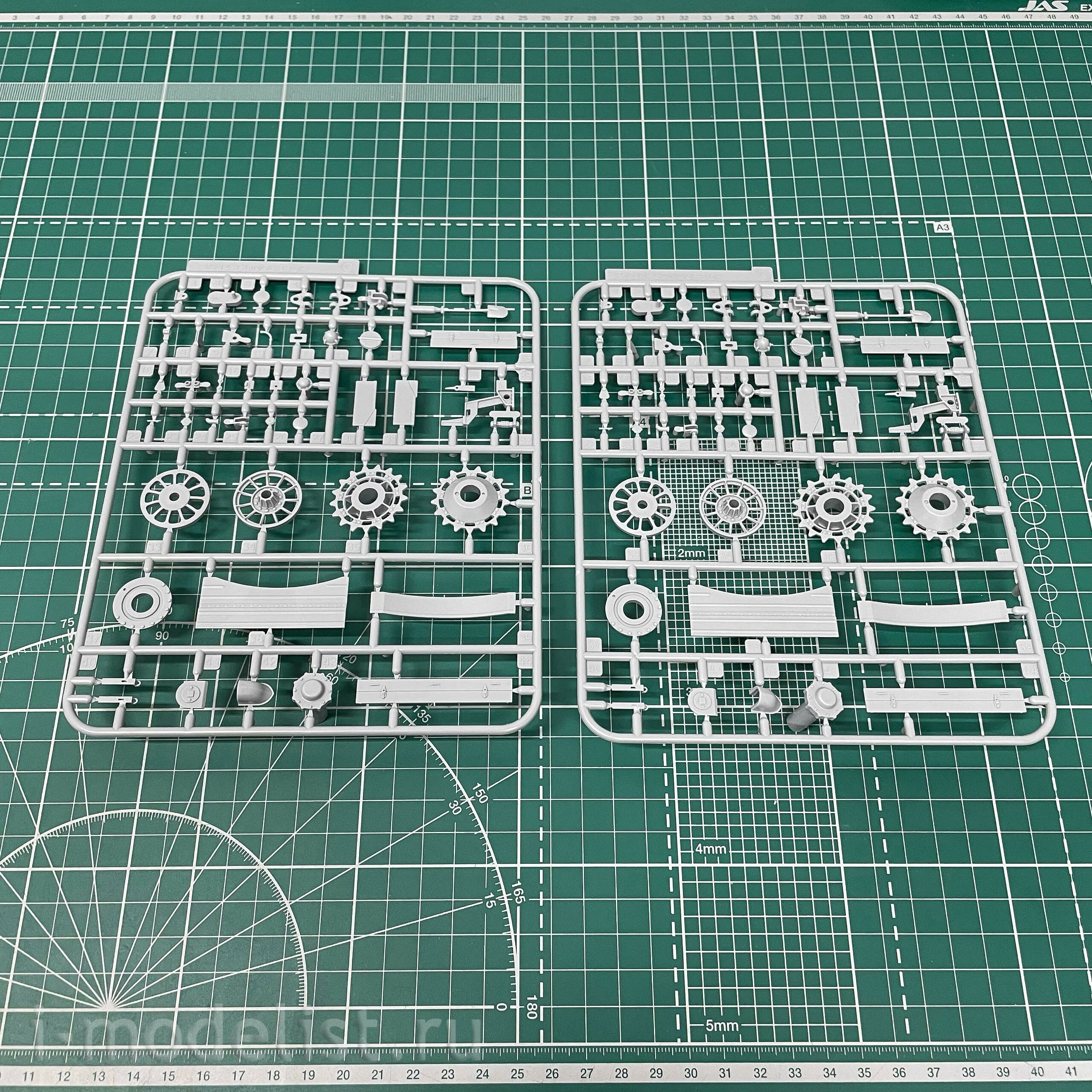 35A006 Amusing Hobby 1/35 British Heavy Tank FV214 Conqueror Mk I
