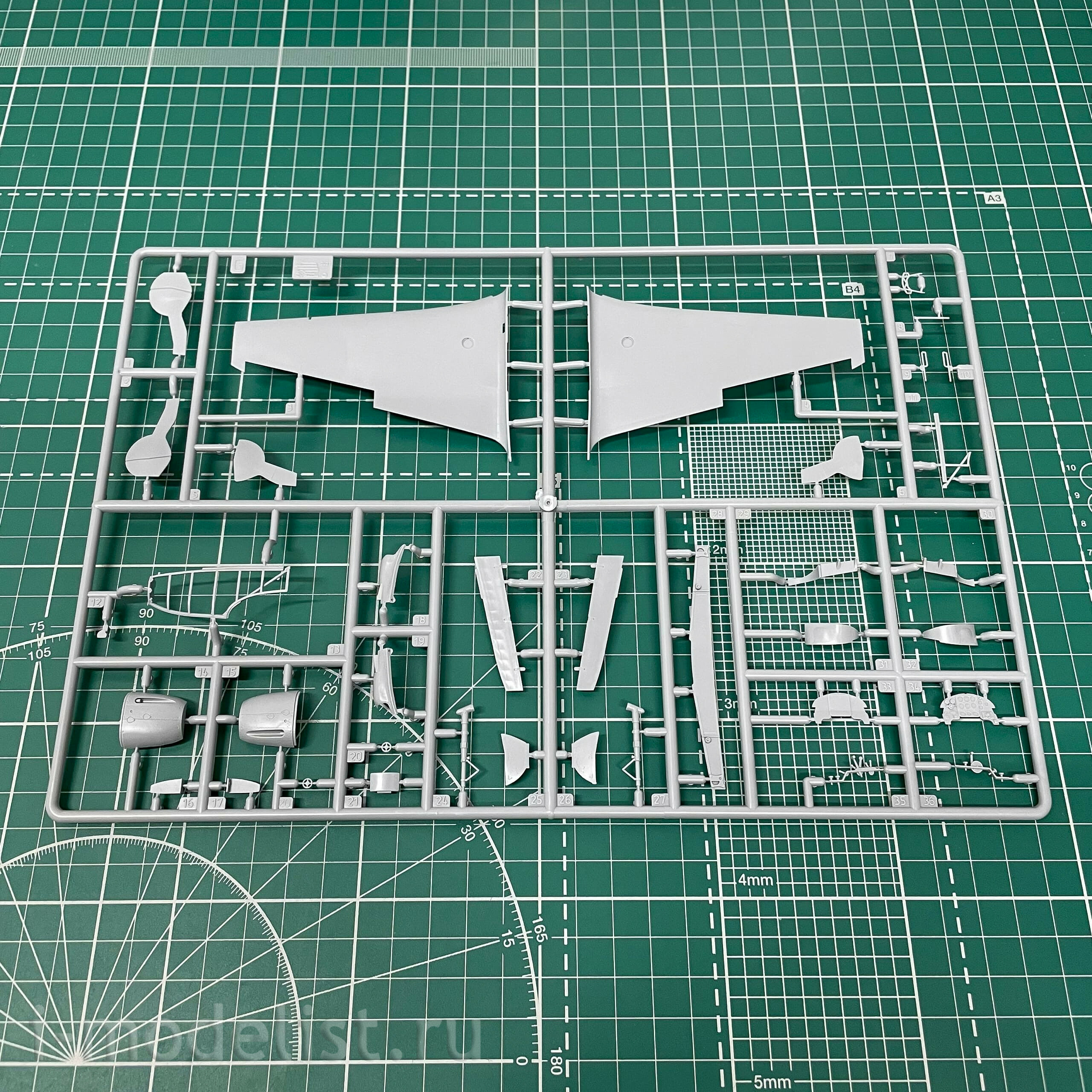 4815 Zvezda 1/48 Soviet Yak-9D fighter