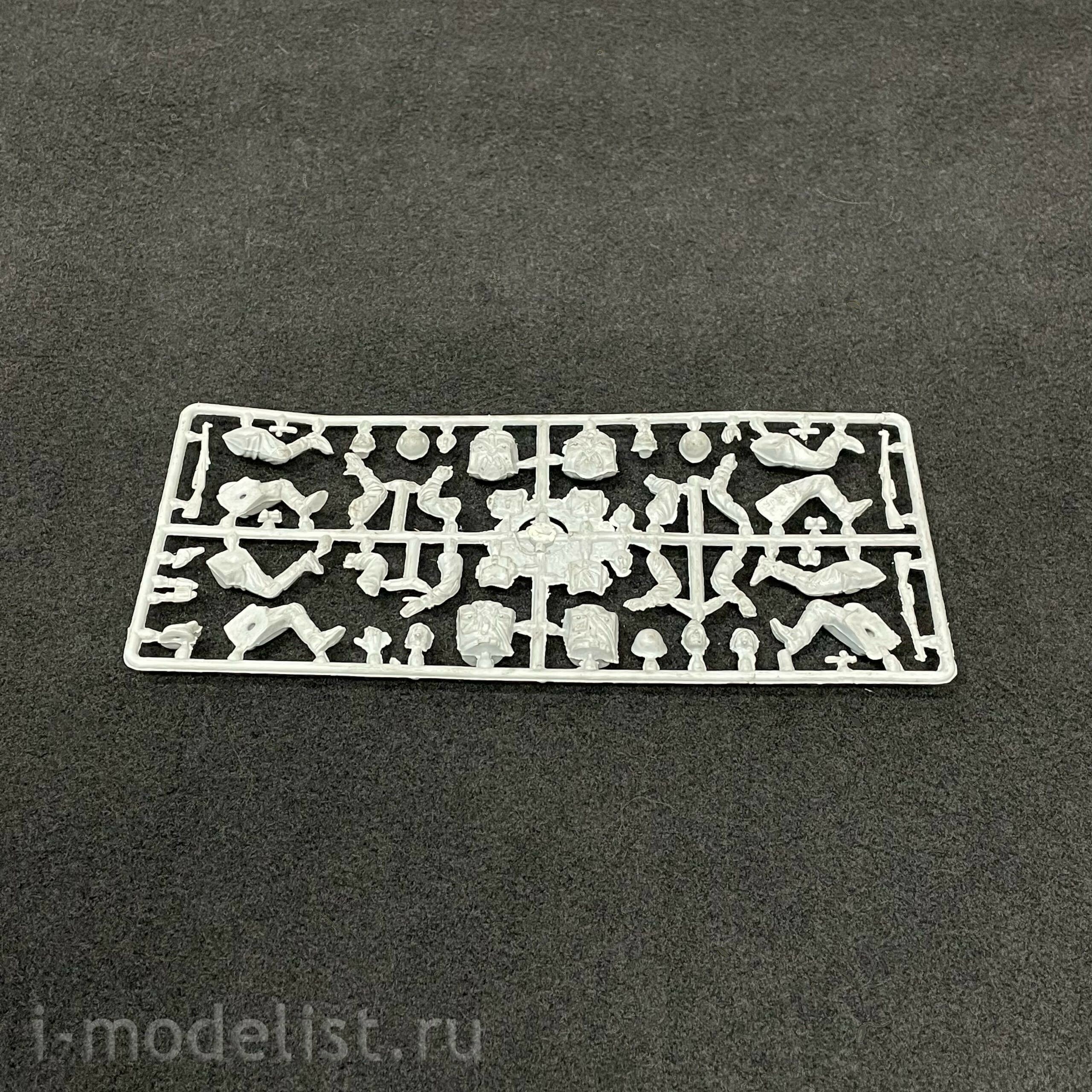 35012 Maket 1/35 Russian soldiers on vacation
