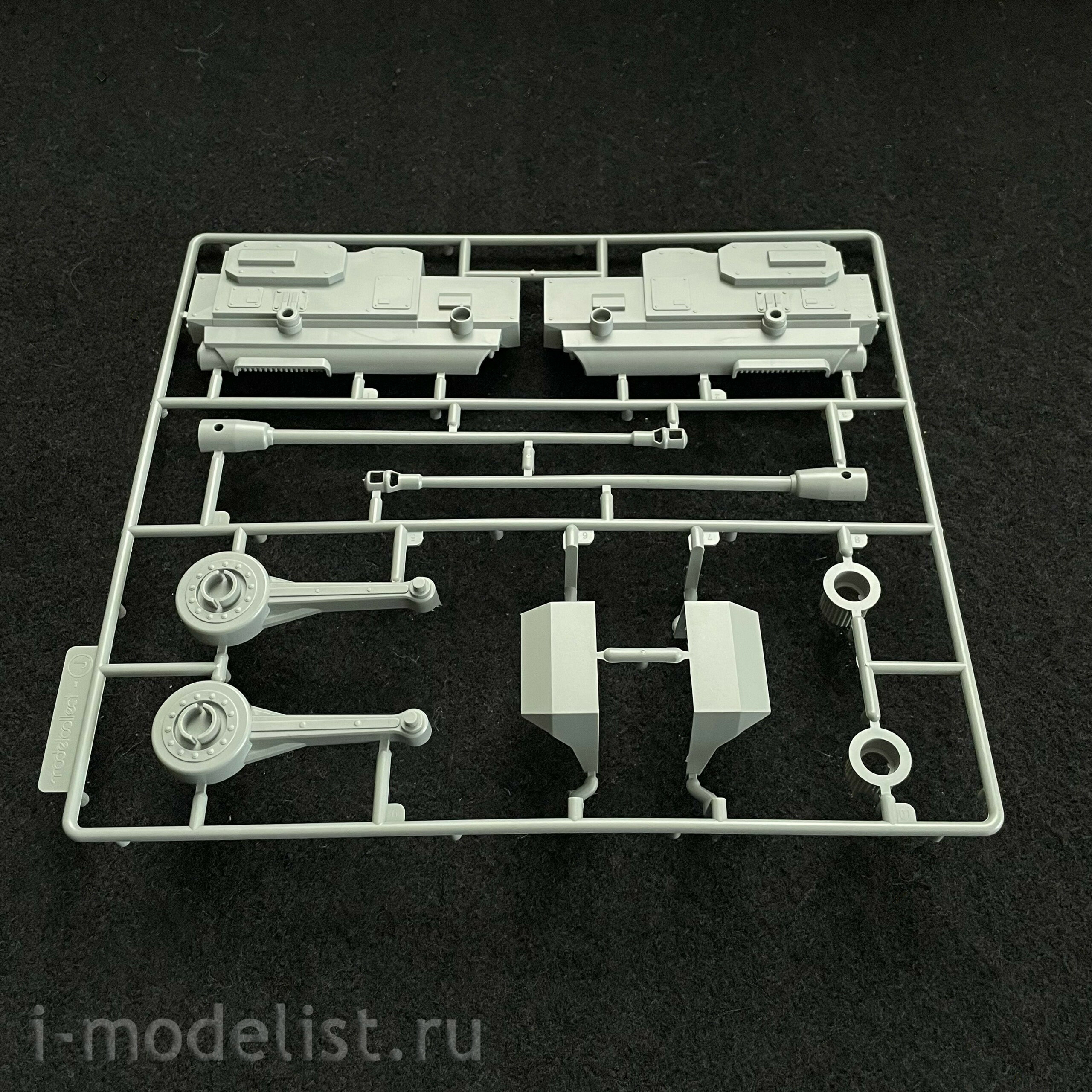 UA35004 Modelcollect Fist of War 1/35 WWII German Sdkfz 553/A medium Mech fighting