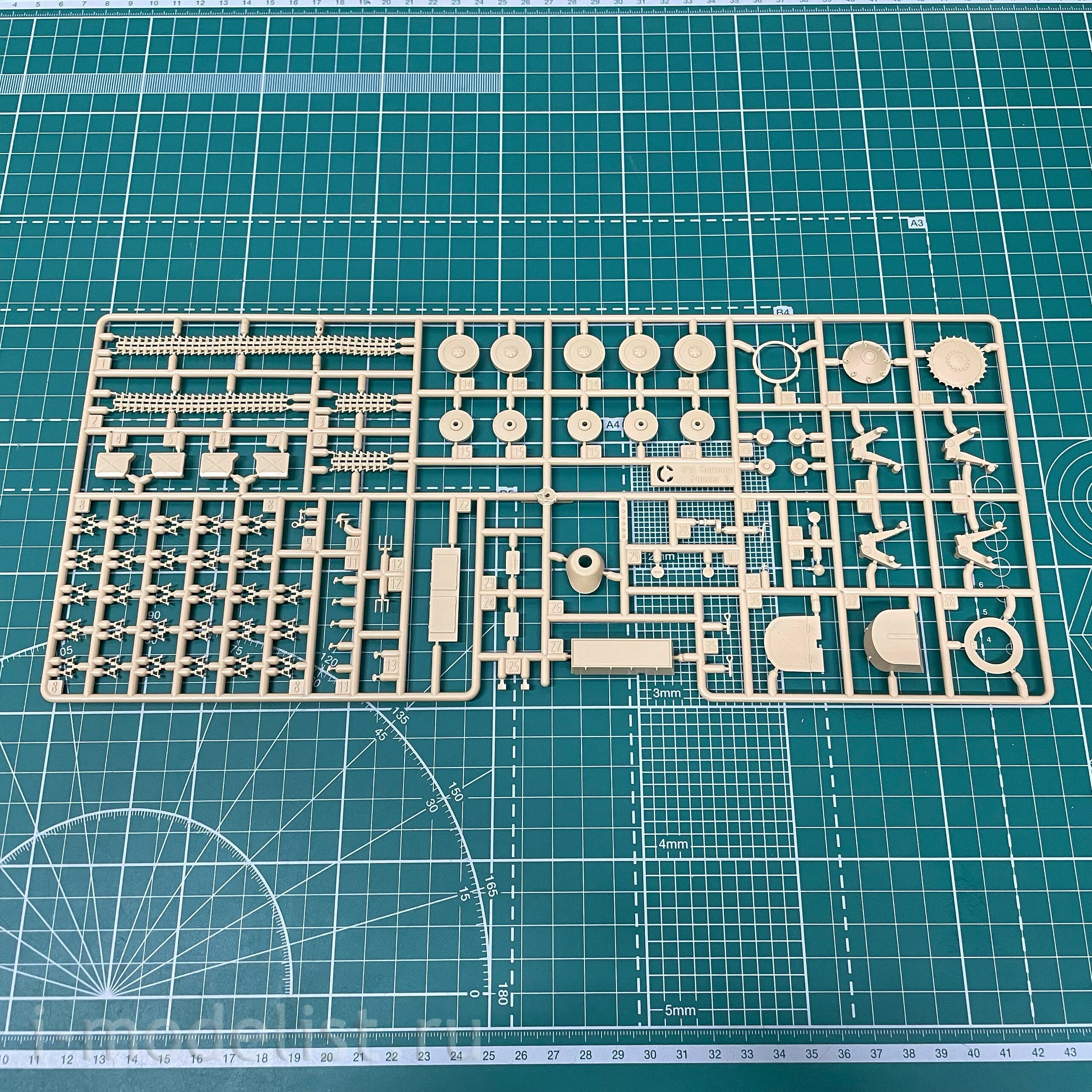 13535 Academy 1/35 Tank German Panzer II Ausf.F North Africa