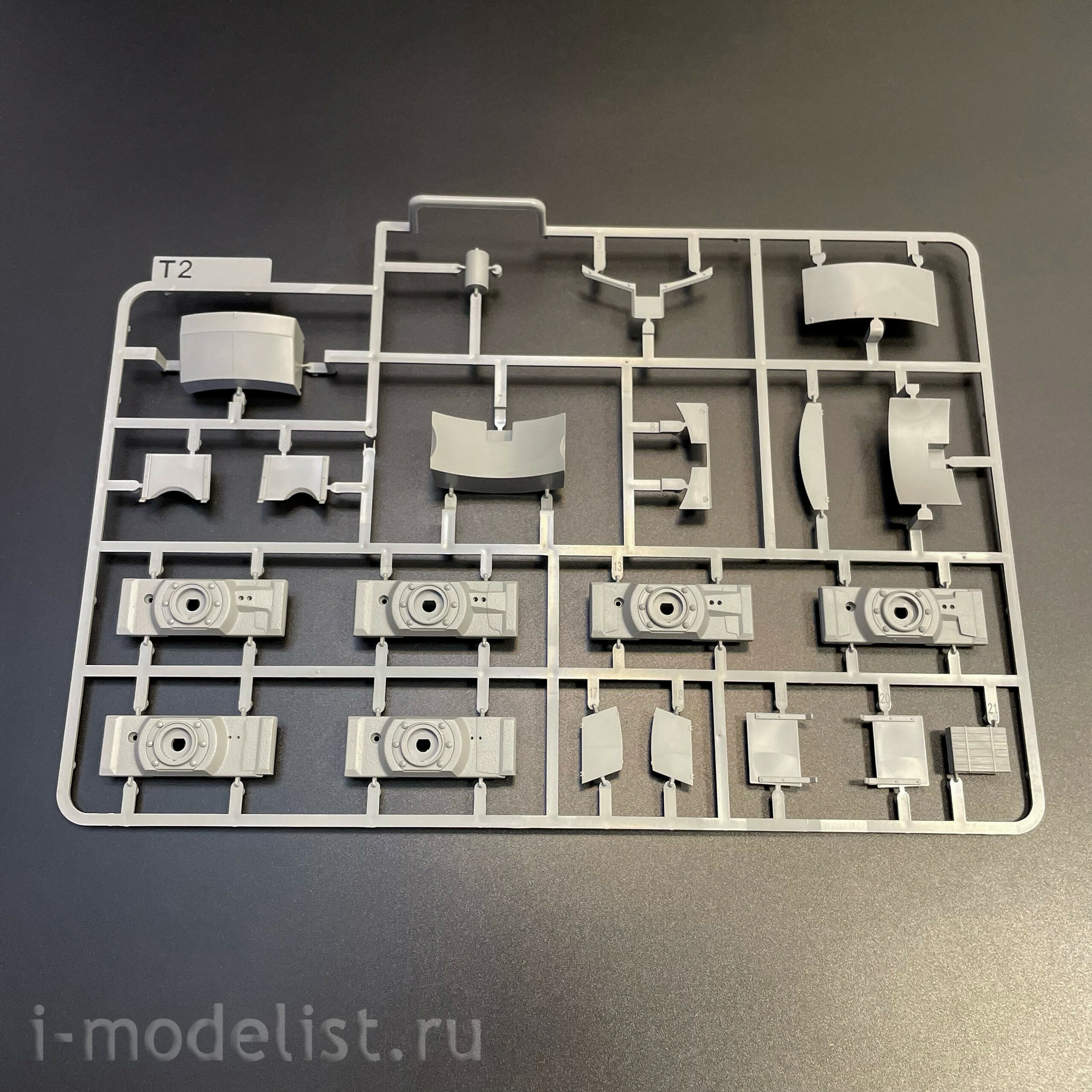 2195W Takom 1/35 Набор TIGER I² BOX - Sd.Kfz.181 Pz.Kpfw.VI Ausf.E Tiger I Command + Tiger I + фигура Михаэля Виттманна в 1/16