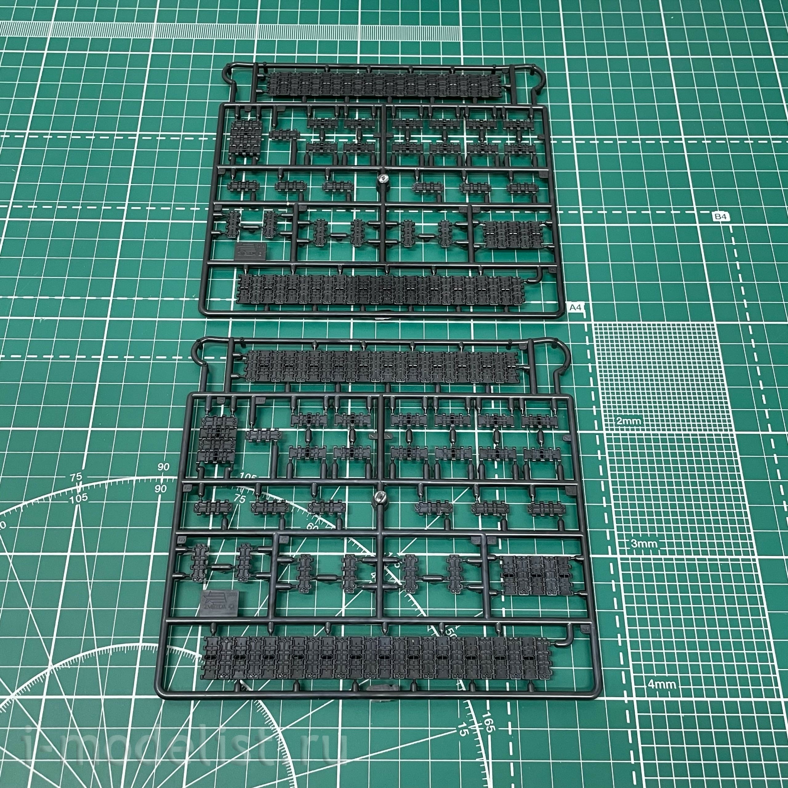 3686 Zvezda 1/35 Soviet medium tank model 1942 T-34/76 