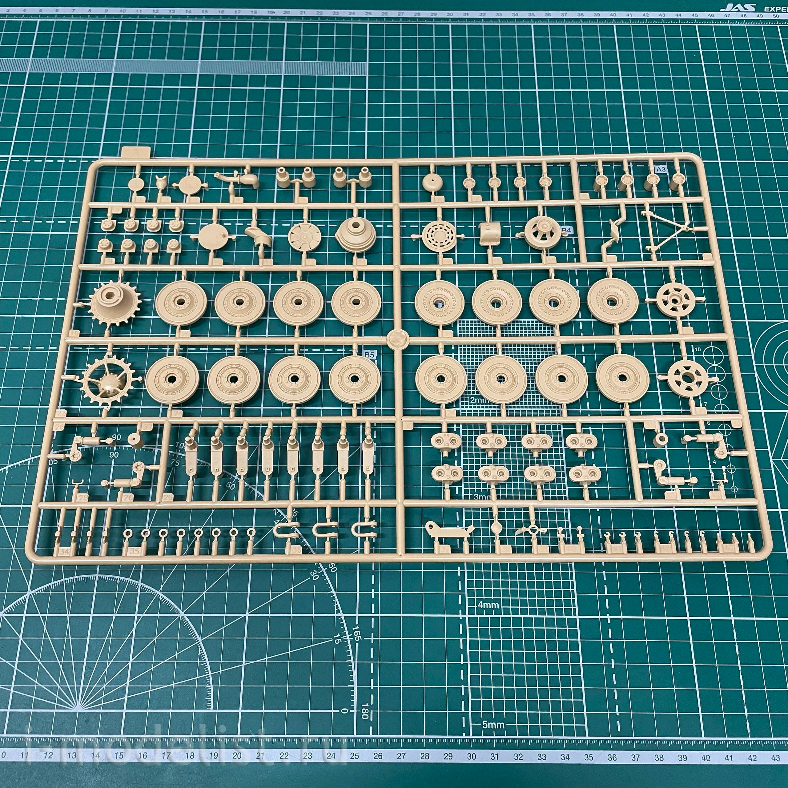 35A017 Amusing Hobby 1/35 JAGDPANZWR E-100