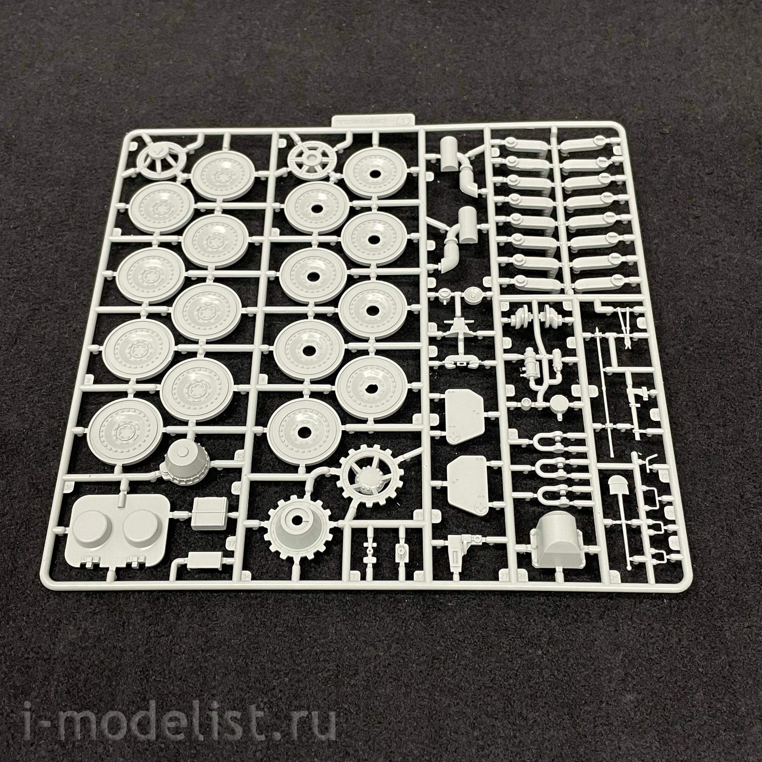 UA35028 Modelcollect 1/35 German super-heavy tank E-100, Ausf.G, 105 mm twin guns