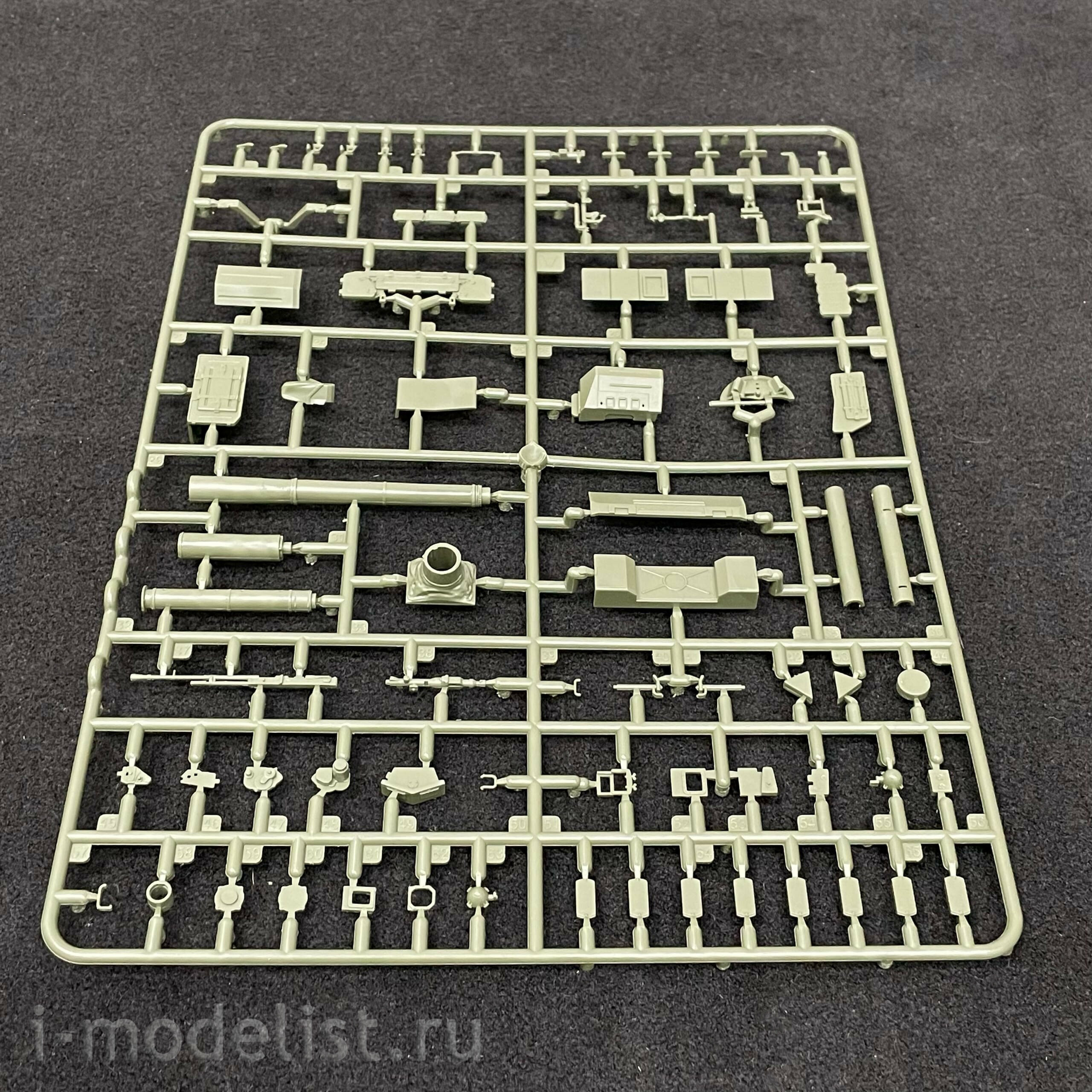 35A050 Amusing Hobby 1/35 Russian T-90A Tank with full interior (under license from UVZ)