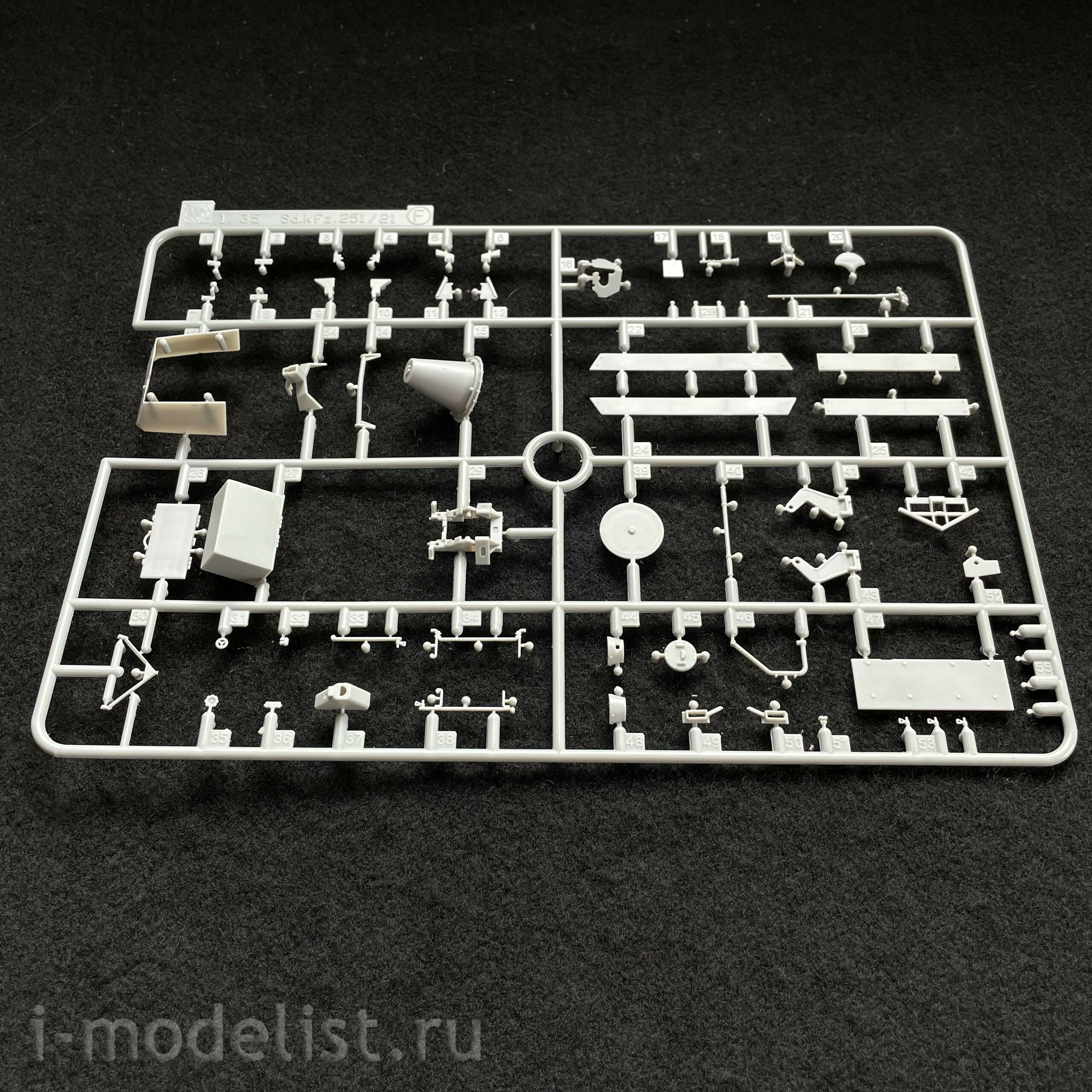 6217 Dragon 1/35 Armored personnel carrier with Sd.Kfz. 251/21 