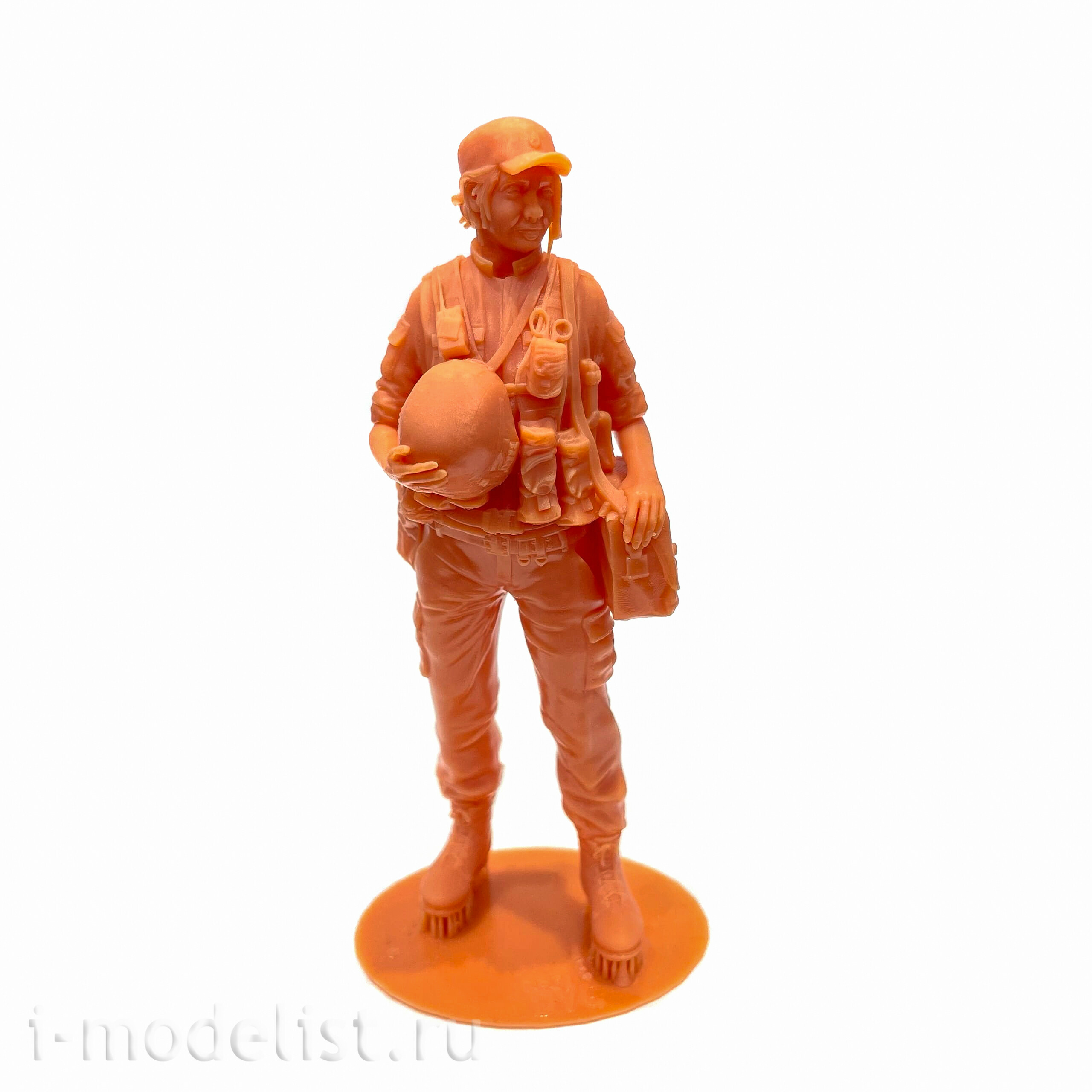 DVC35023 DVC 1/35 Medic of the Russian troops