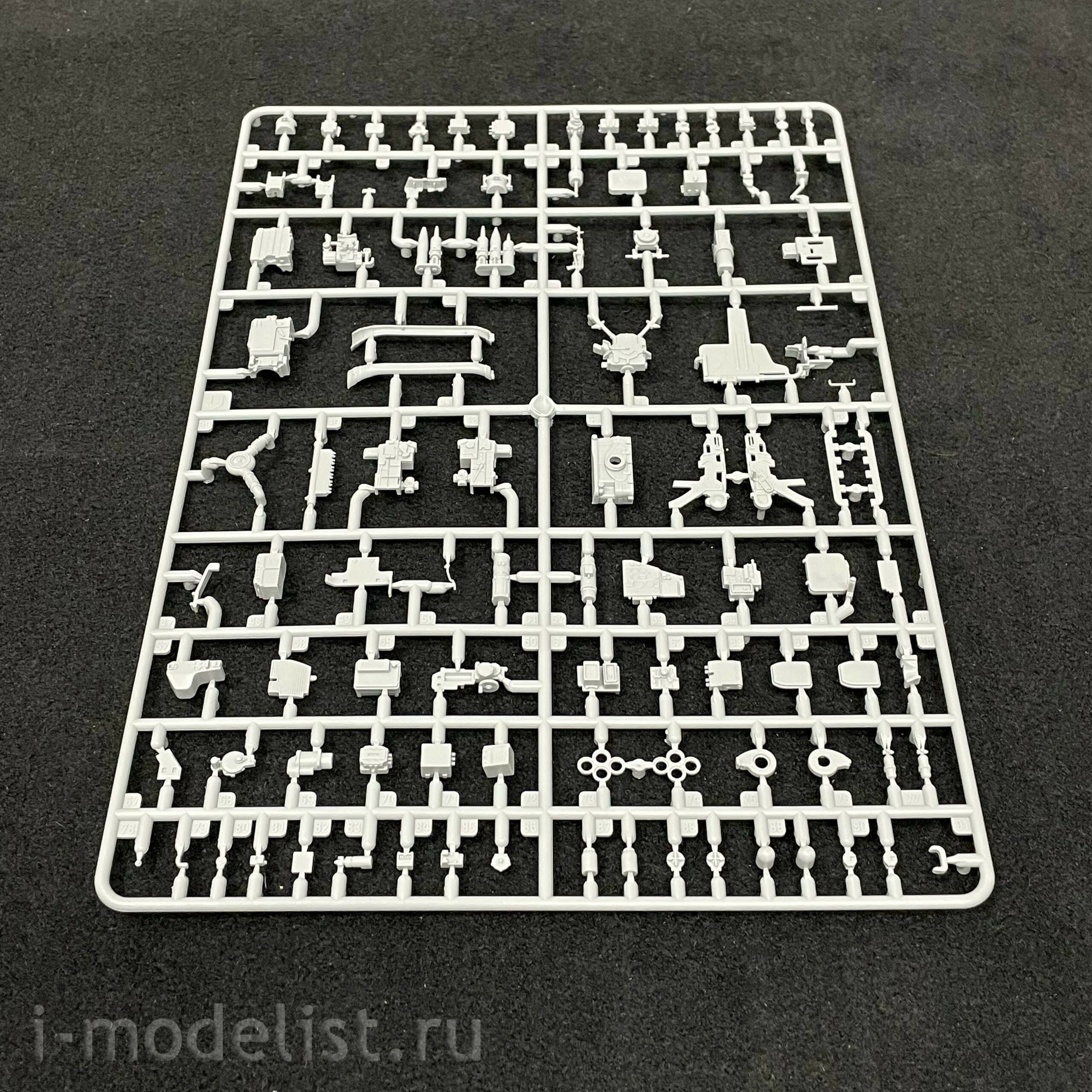 35A050 Amusing Hobby 1/35 Russian T-90A Tank with full interior (under license from UVZ)