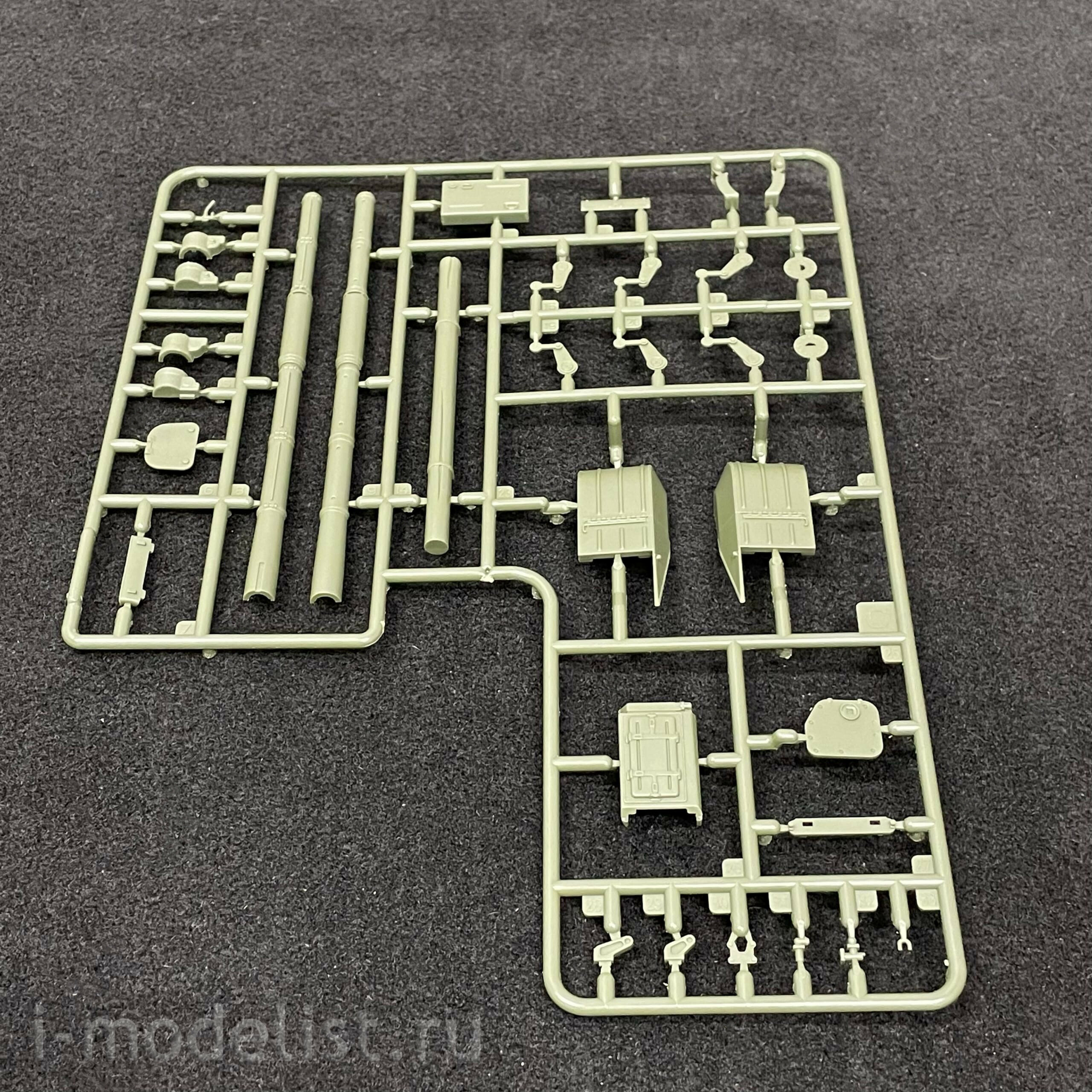 35A052 Amusing Hobby 1/35 Soviet T-72 Ural tank with full interior (under license from UVZ)